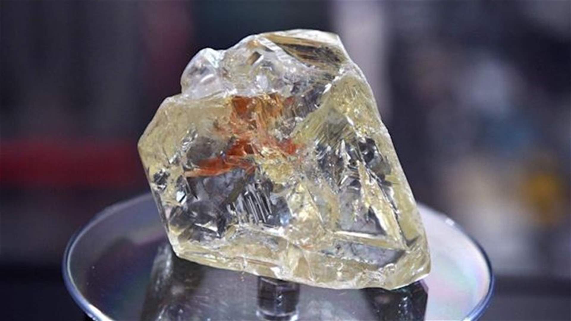 علماء صينيون يطورون أقوى مادة زجاجية في العالم بصلابة مماثلة للألماس