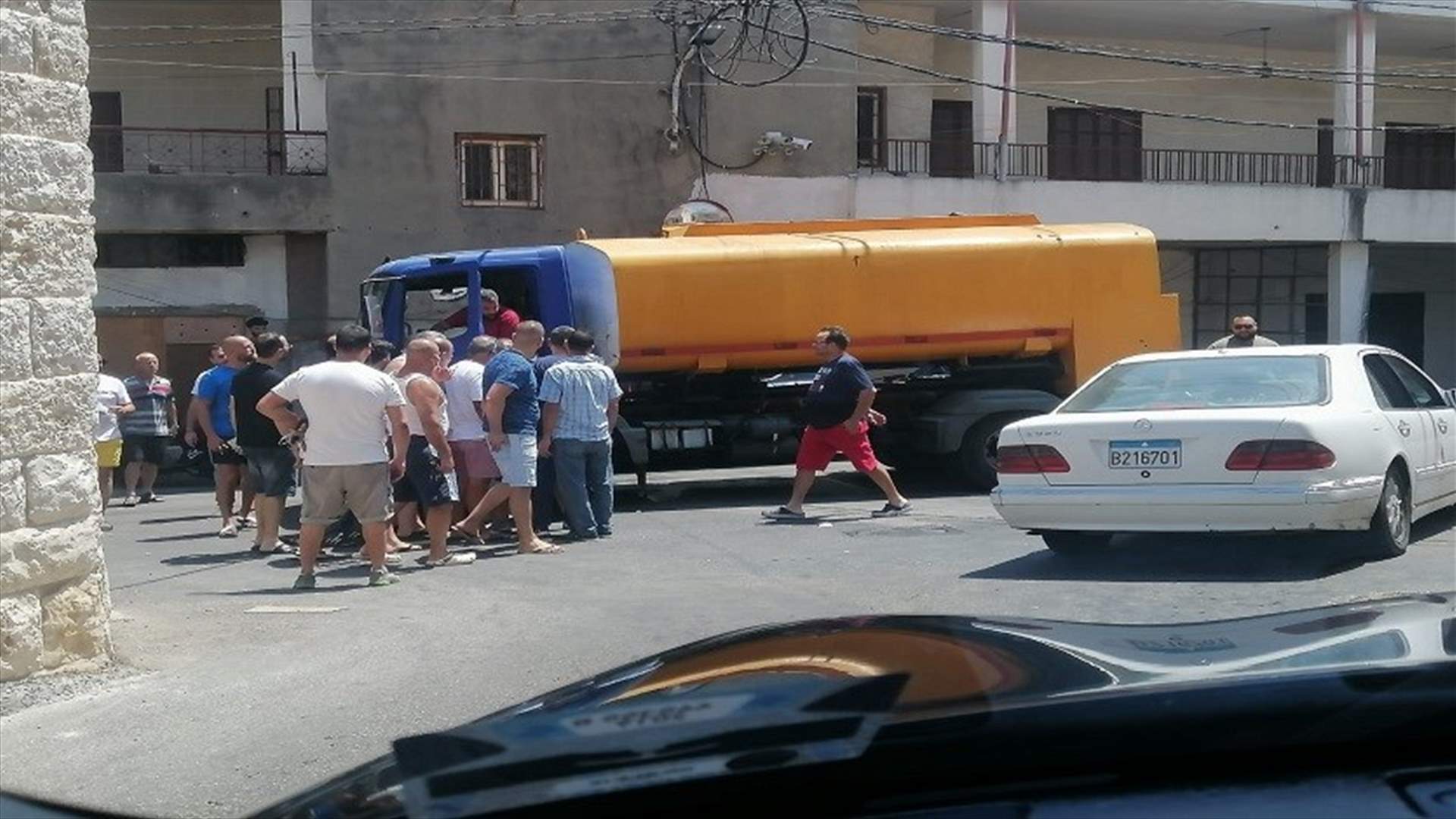 شبان من كفرحزير اعترضوا صهريج مازوت لتوقف المولدات في البلدة
