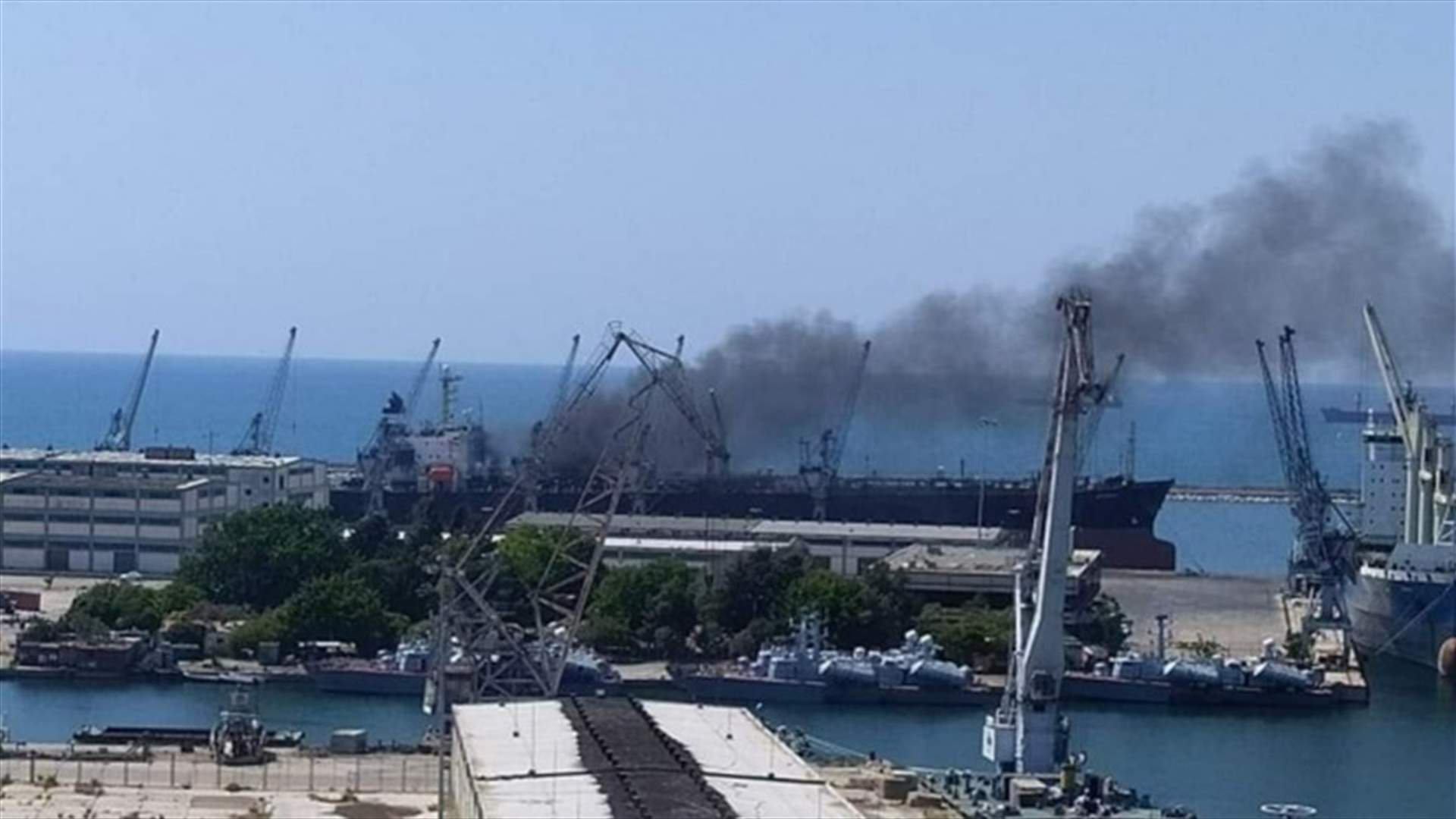 السيطرة على حريق في سفينة تجارية بمرفأ اللاذقية السوري