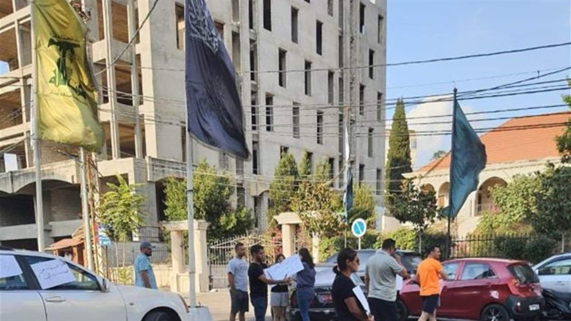 اقفال مدخل النبطية الشمالي بالسيارات احتجاجا على تردي الاوضاع المعيشية وتوقف مولدات الاشتراك