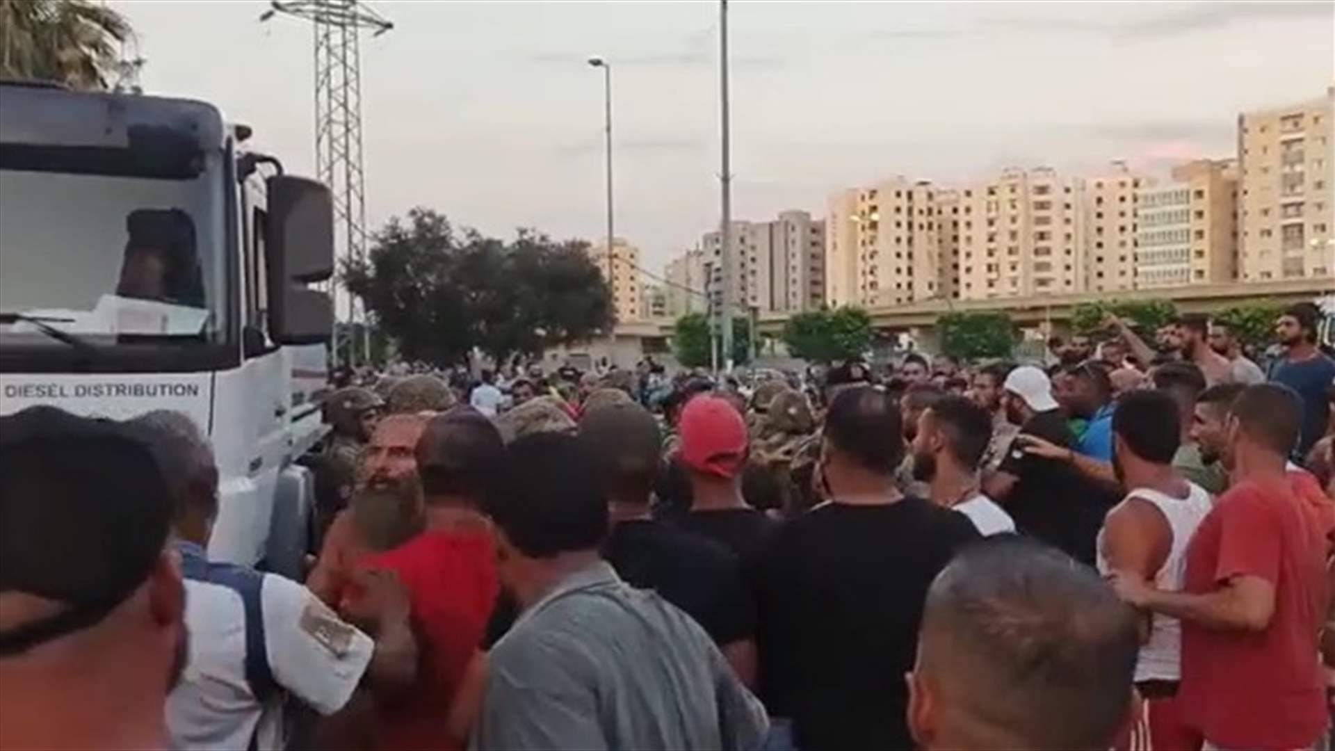 في الميناء... الأهالي يقطعون الطريق أمام صهريج محمّل بالمازوت (فيديو)