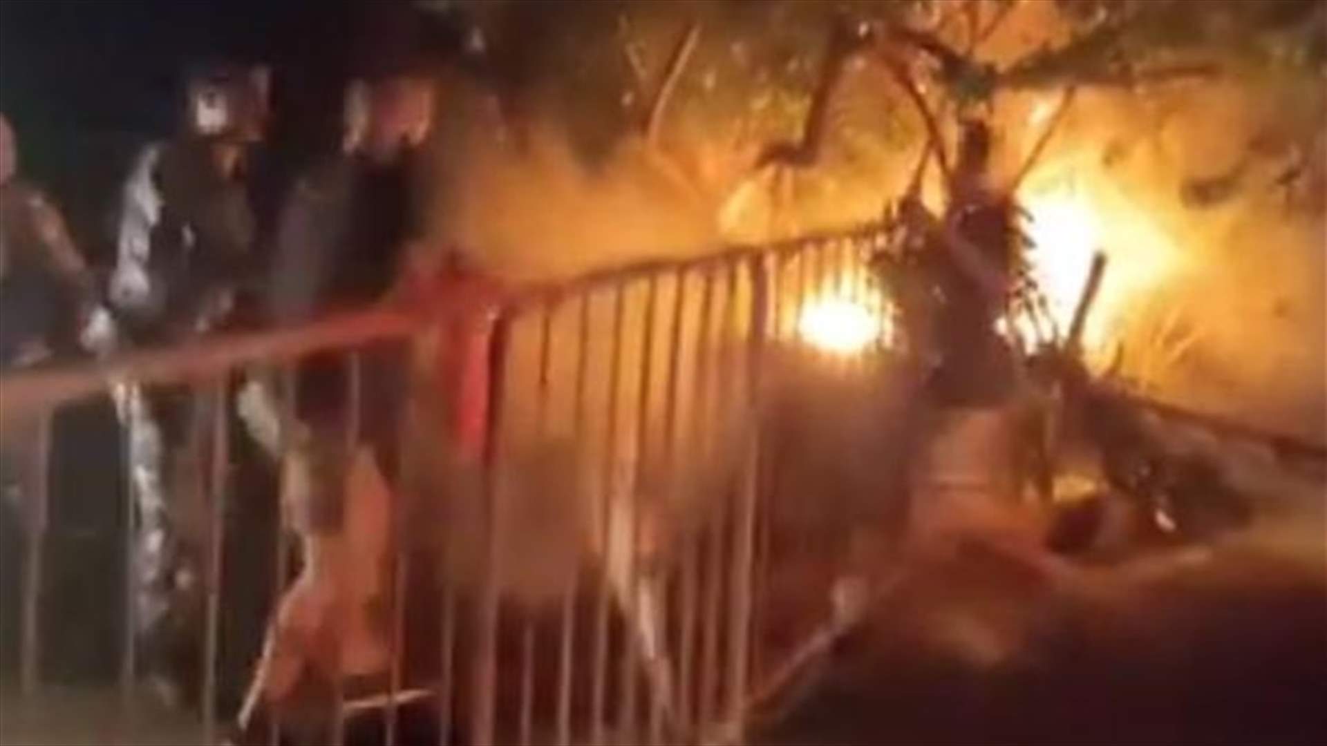 محتجون على الازمة المعيشية اعتصموا امام قصر ميقاتي في طرابلس