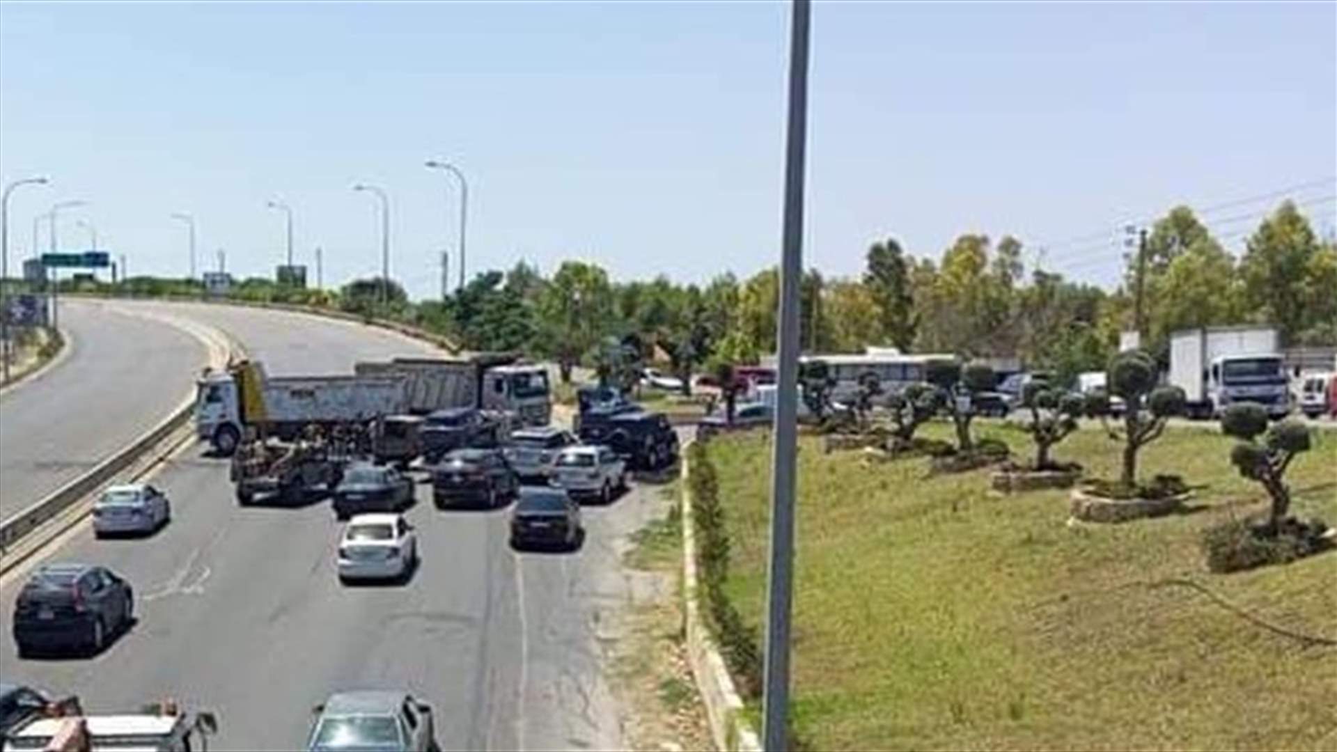 قطع اوتوستراد الجنوب عند مفرق بلدة الصرفند بالشاحنات