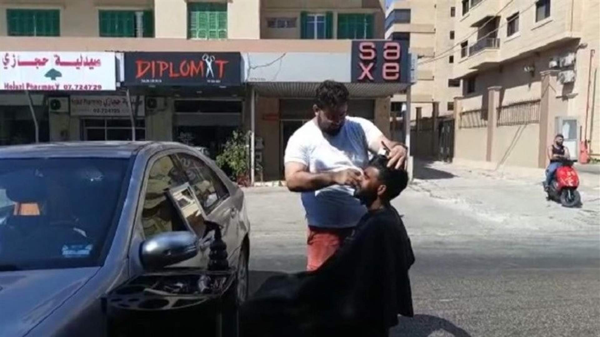 انتقال عمل الحلاقين في صيدا الى الشوارع والارصفة بعد نفاد المازوت