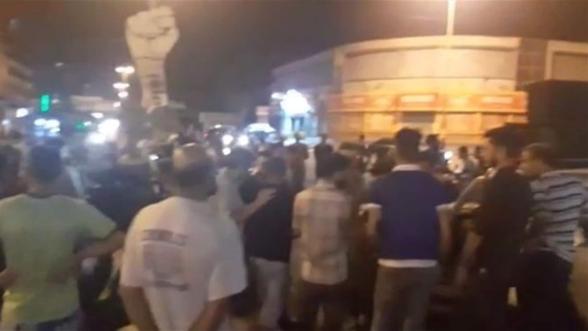 إعتصام وقطع طرق في ساحة النور بطرابلس وإشكال أمني في صالون للحلاقة