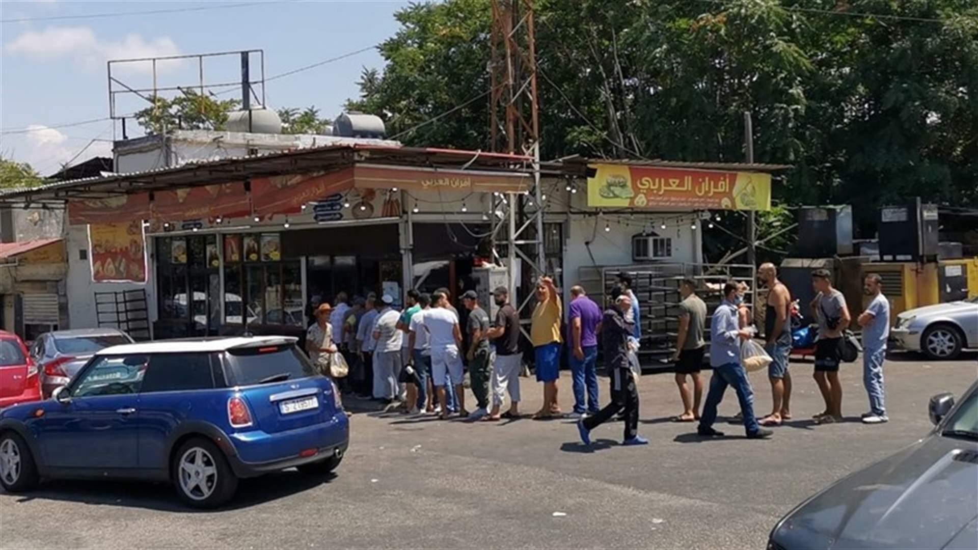 مواطنون يصطفون في طوابير أمام افران صيدا