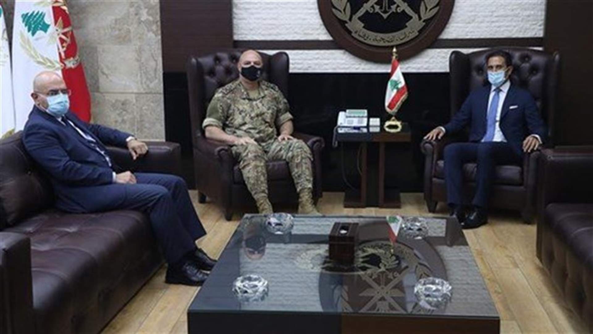 قائد الجيش بحث مع سفير لبنان في سلطنة عمان في آخر التطورات
