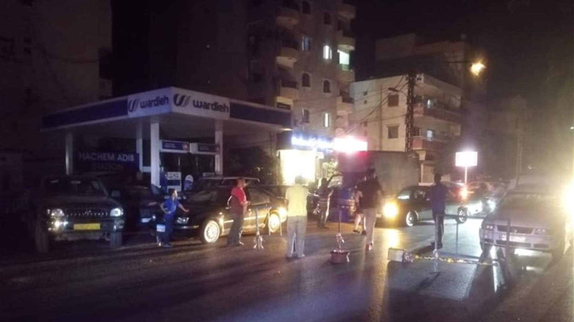 الوكالة الوطنية: محتجون يقطعون أوتوستراد البداوي في الاتجاهين بالحجارة والعوائق الحديدية (صورة)