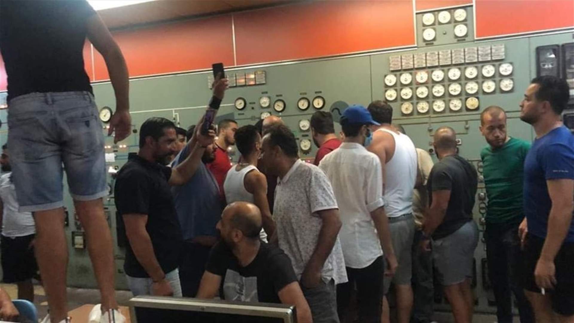 عدد من الشبان في بلدة برجا يقتحمون شركة الكهرباء في الجية ويعتصمون داخلها احتجاجاً على الانقطاع المستمر للتيار الكهربائي (صورة)