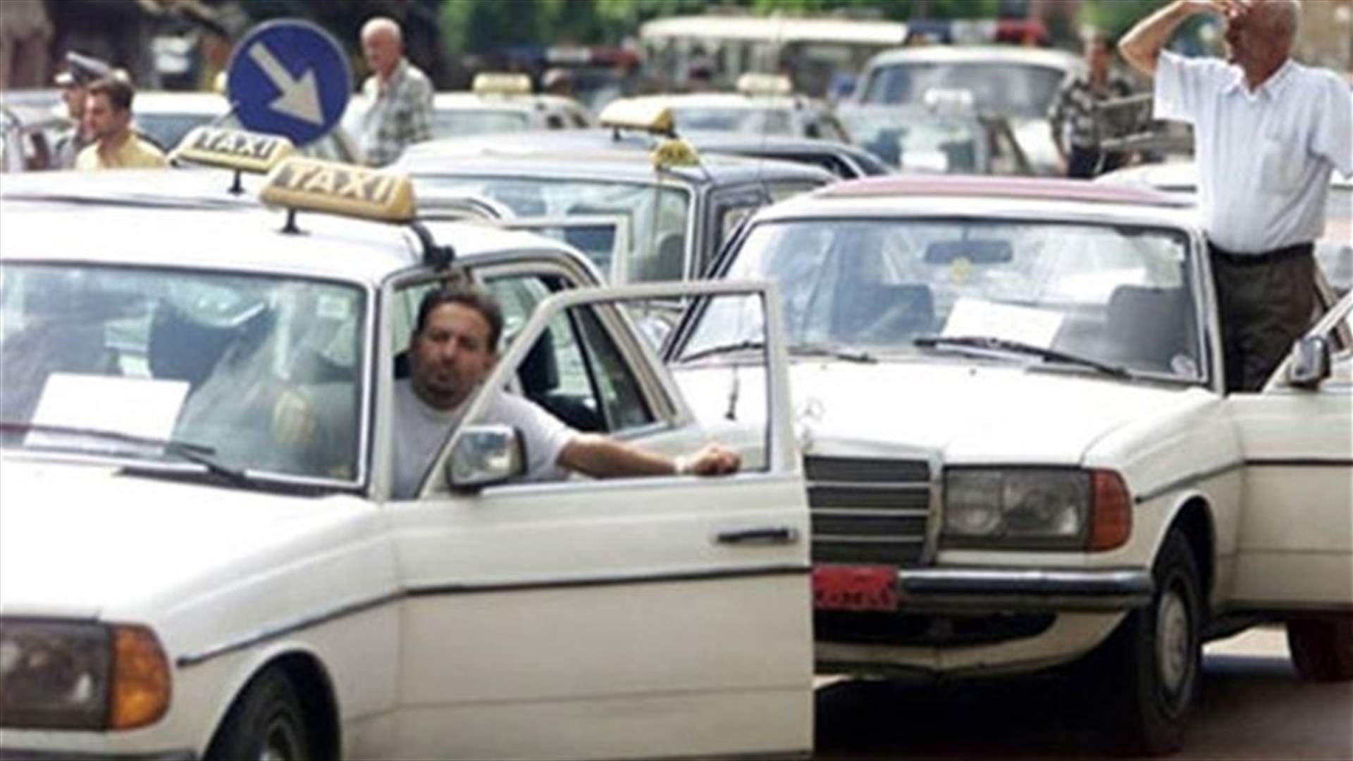 سائقو السيارات العمومية يقطعون طريق الضنية ـ طرابلس