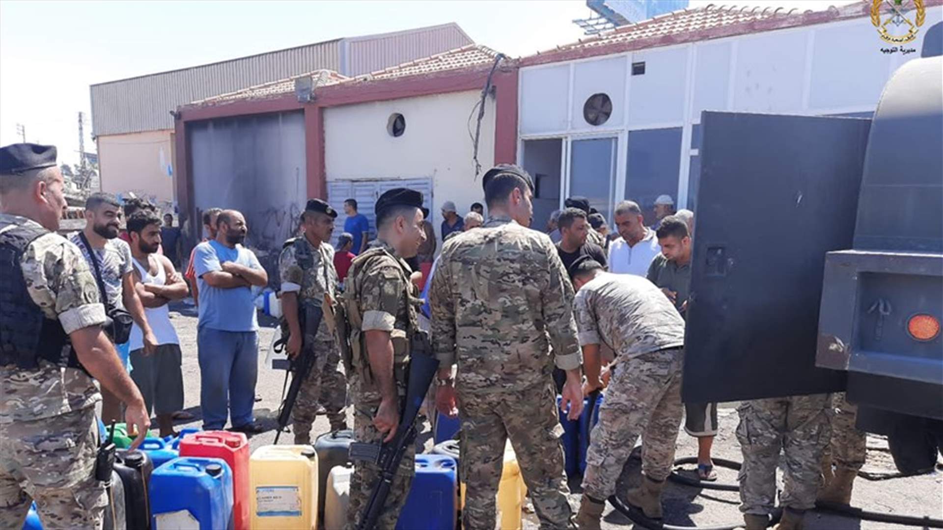 الجيش يوزع  ٤٠٠٠ ليتر من المحروقات على صيادين (صور)