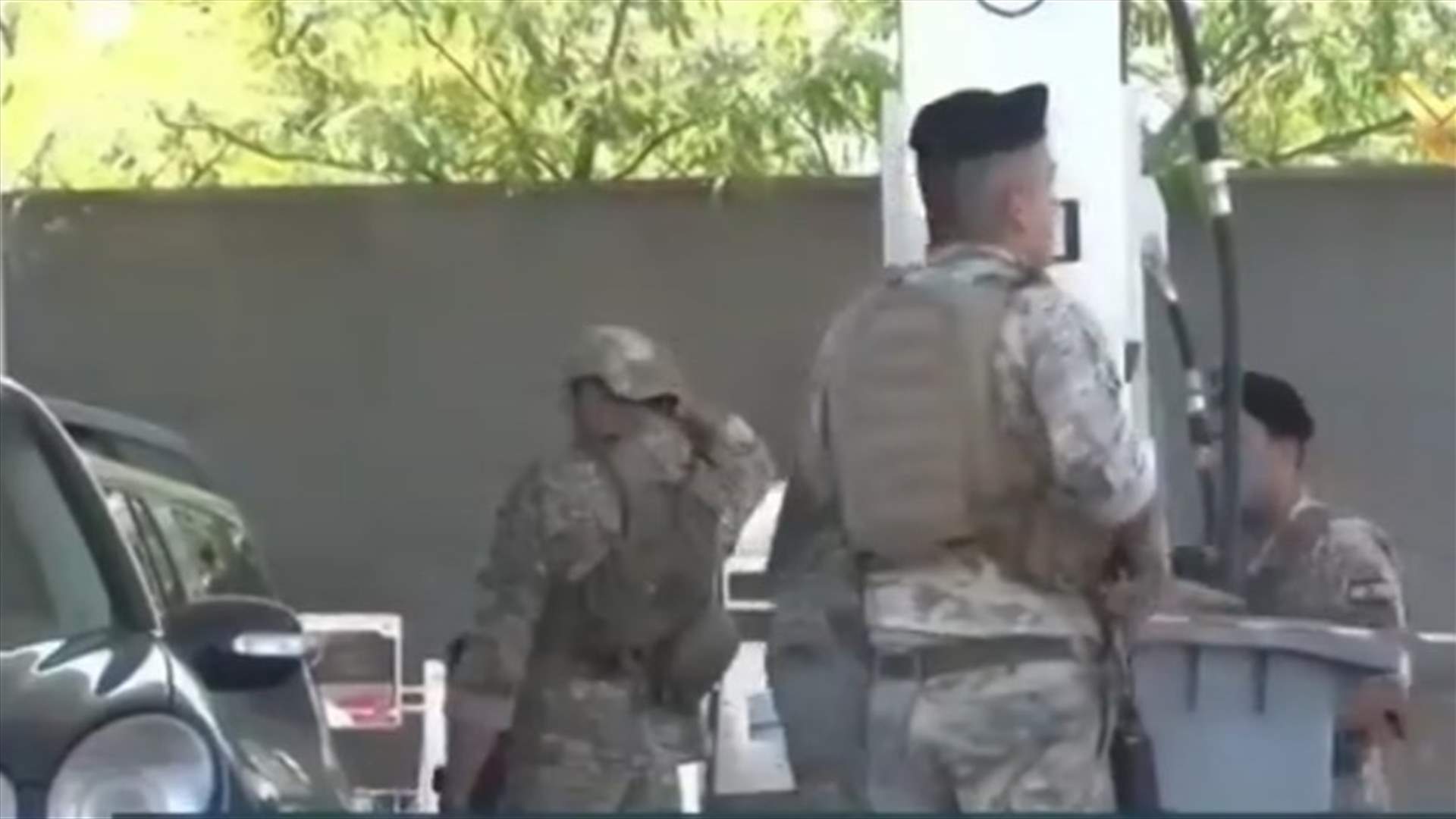 الجيش واصل مصادرة كميات بنزين مخزنة وتوزيعها مجانا على المواطنين في بعلبك