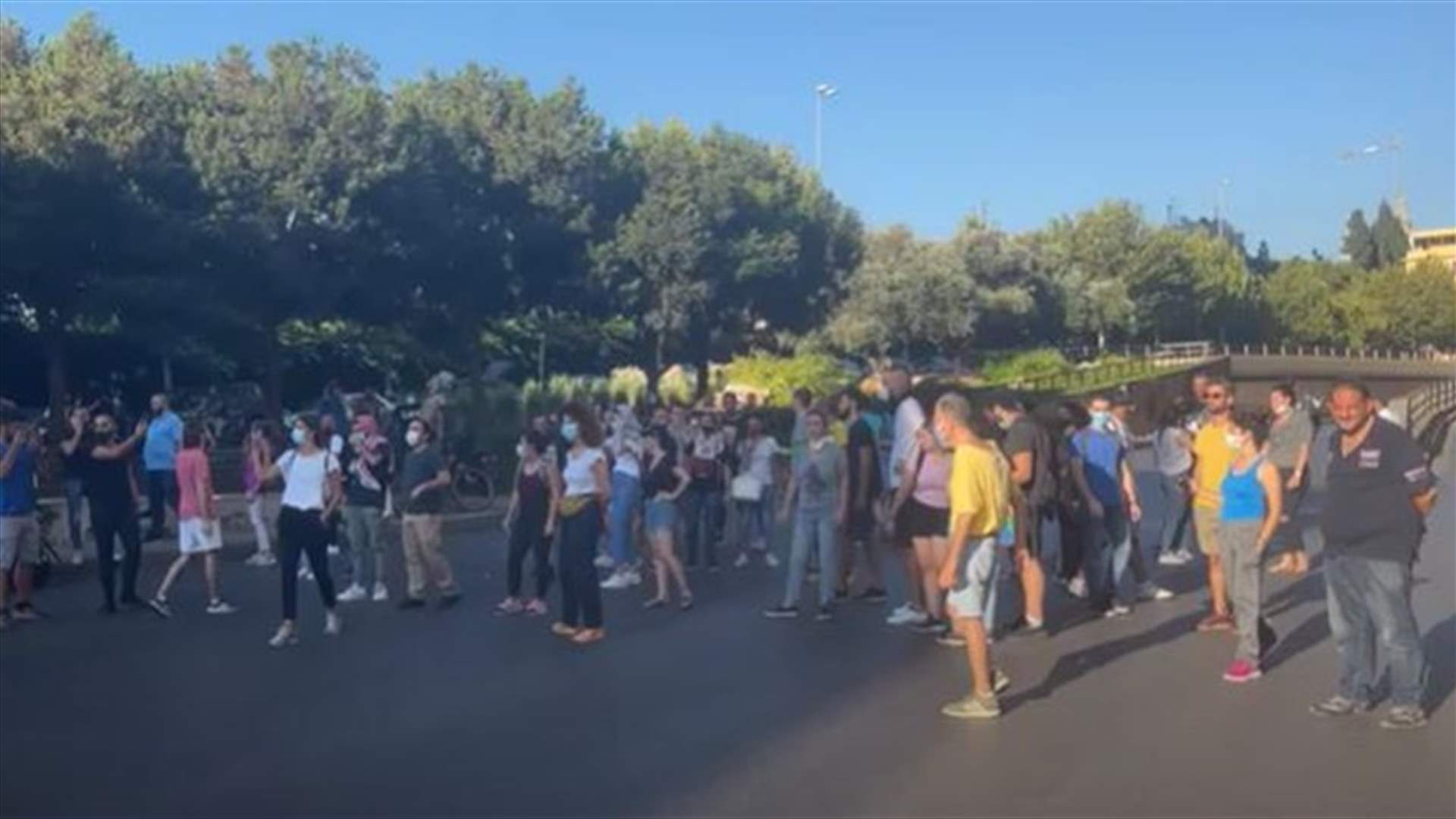 محاولات لقطع الطريق أمام منزل طارق المرعبي... وتلاسن بين المحتجين والمواطنين (فيديو)