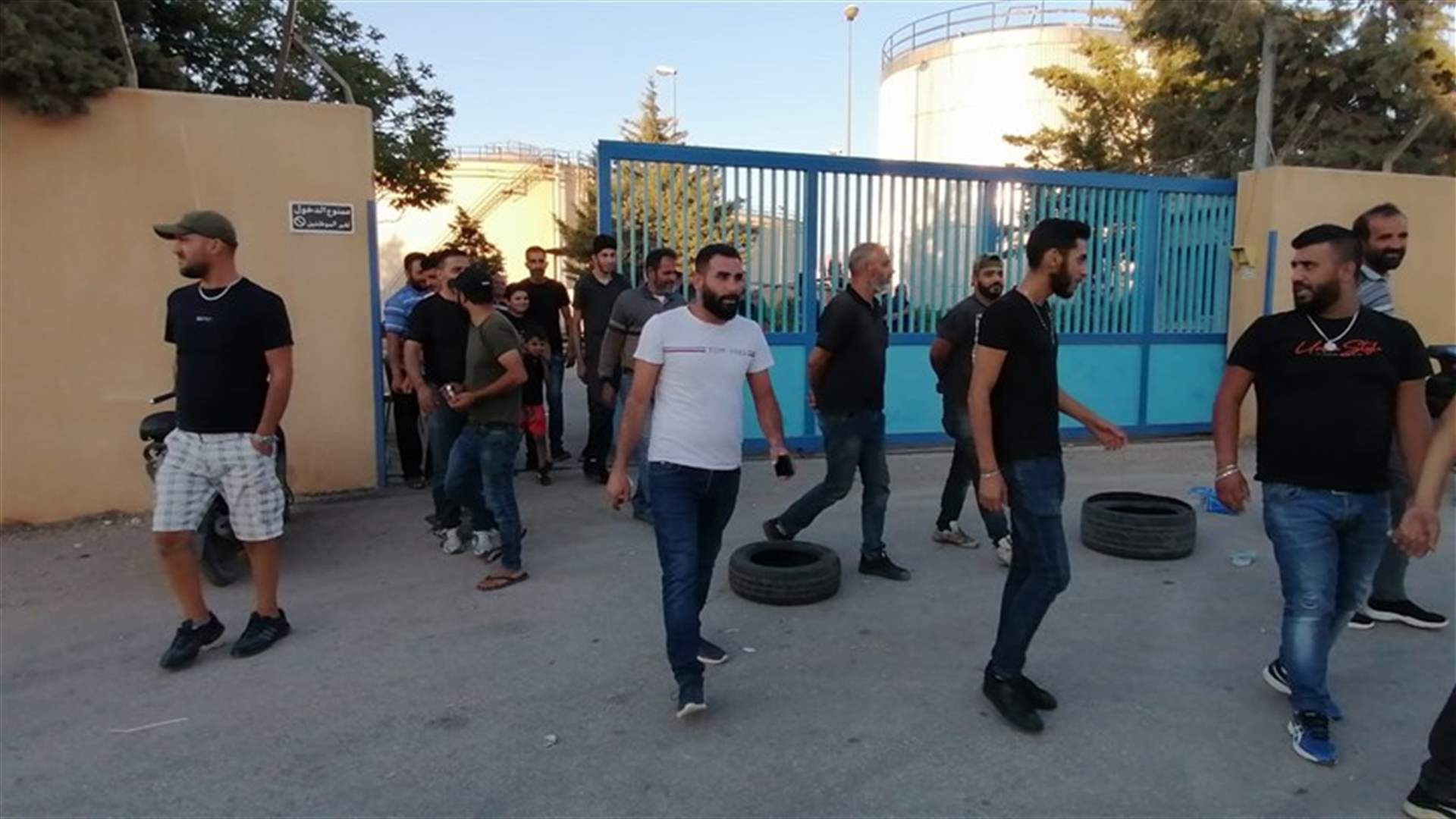 قطع الطريق أمام معمل الكهرباء في بعلبك احتجاجًا على انقطاع التيار