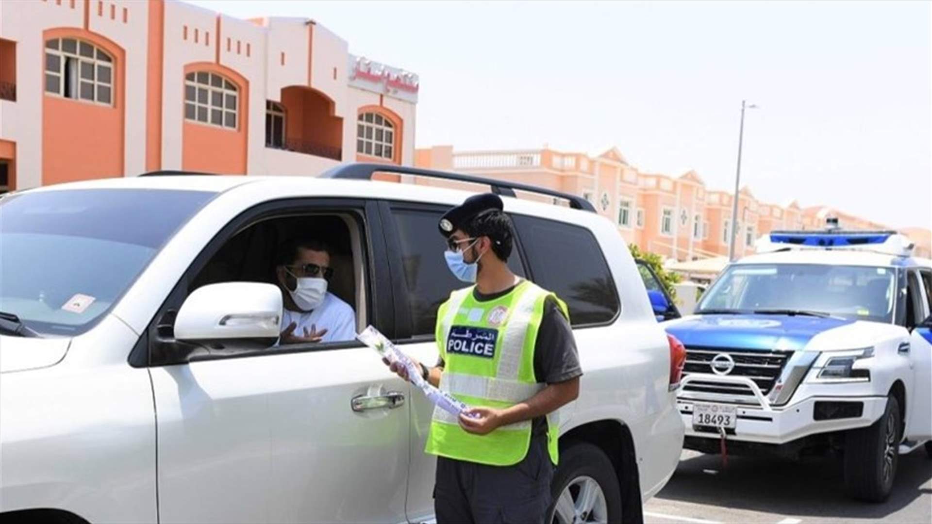 شرطة أبو ظبي تطلق مبادرة "يداً بيد" وتستبدل المخالفات المرورية بالنصائح والورود