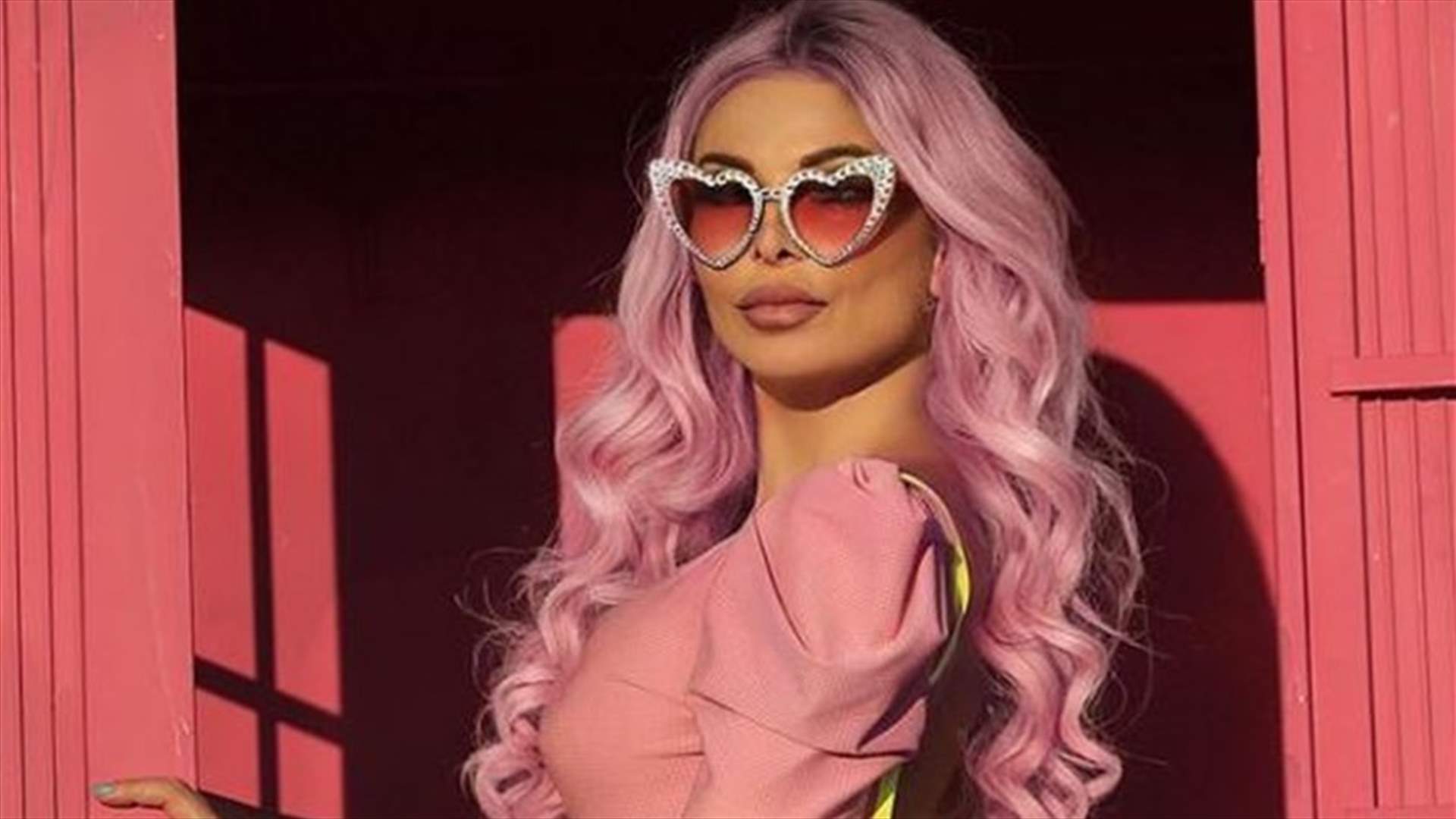 ميريام كلينك تحتفل بعيد ميلادها في حوض سباحة زهري