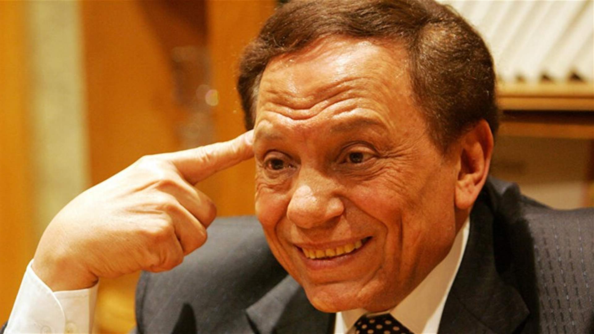أنباء تثير قلق محبّي عادل إمام... فهل أُصيب بكورونا؟