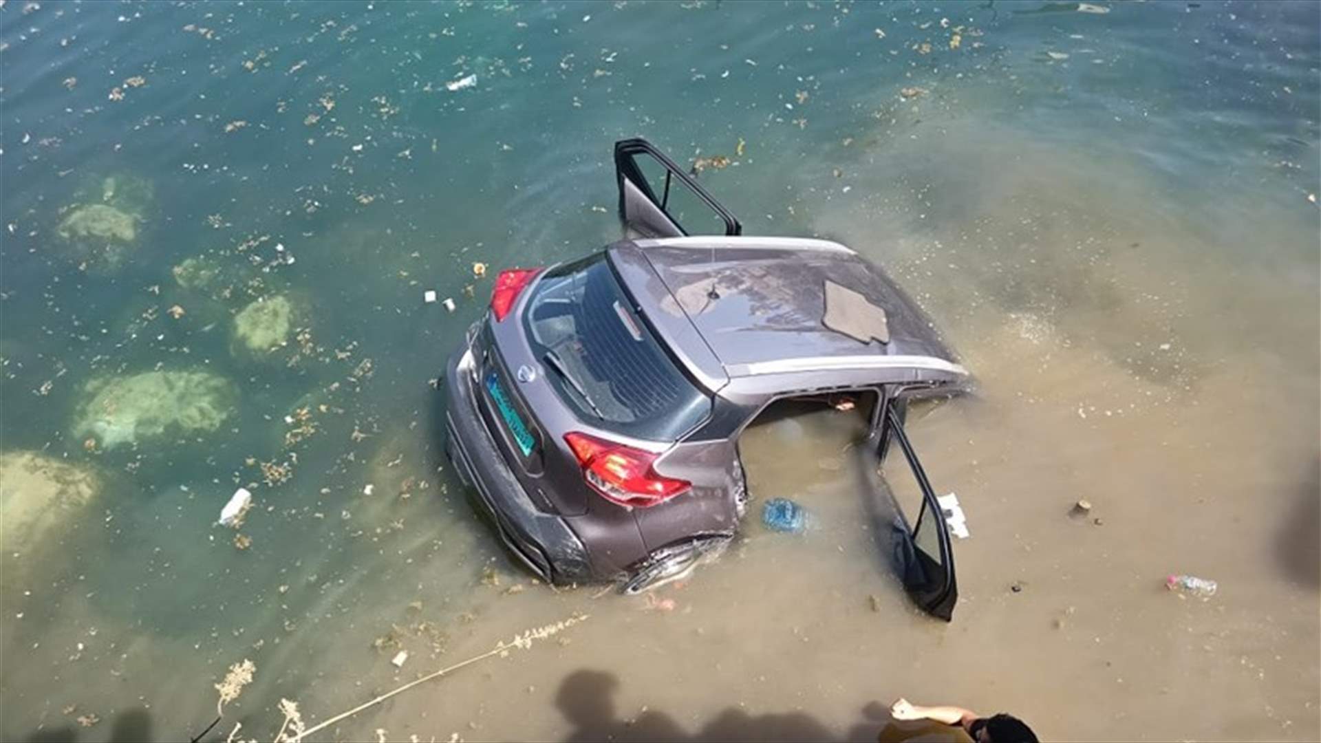 سقوط سيارة في بركة البياضة في بعلبك (صورة)