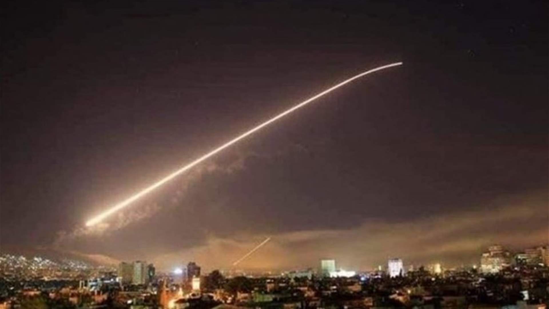الدفاعات الجوية تتصدى لأهداف معادية في سماء دمشق بعد تحليق كثيف للطيران الاسرائيلي في الأجواء اللبنانية (فيديوهات)