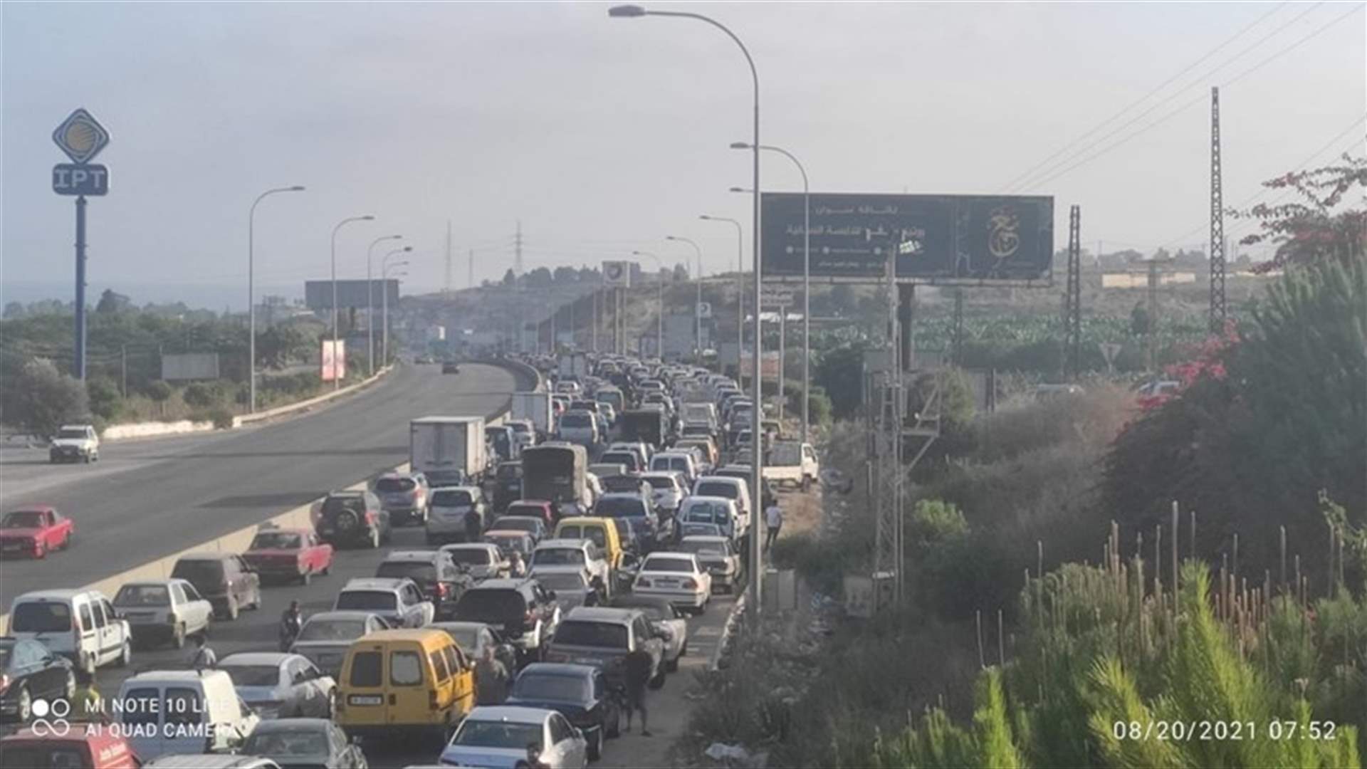 زحمة سير خانقة على أوتوستراد الجنوب في محلة العدوسية - بإتجاه صيدا بسبب الاقبال الكثيف على إحدى محطات الوقود مما أدى إلى قطع السير على الأوتوستراد بشكل كلي