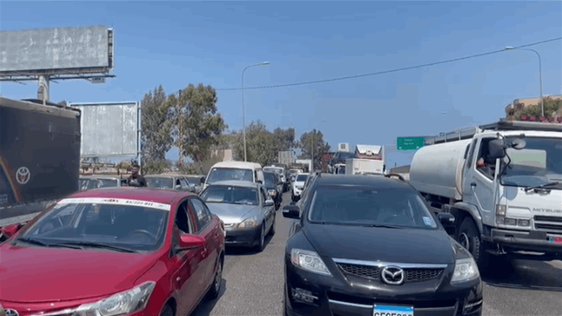 زحمة سير خانقة في الجية... (فيديو)