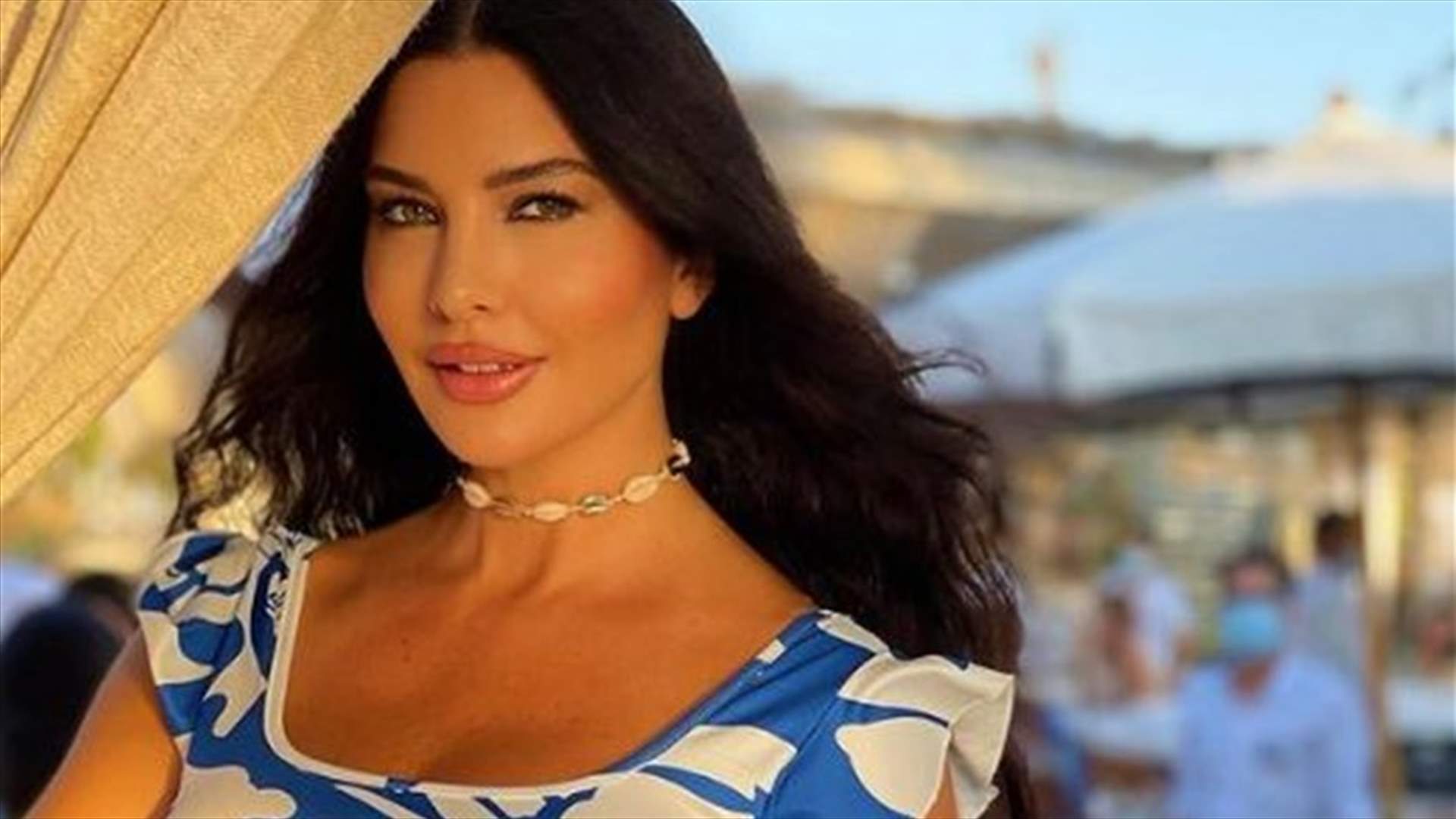 أفعى حول رقبة لاميتا فرنجية... صور تتطلّب جرأة كبيرة