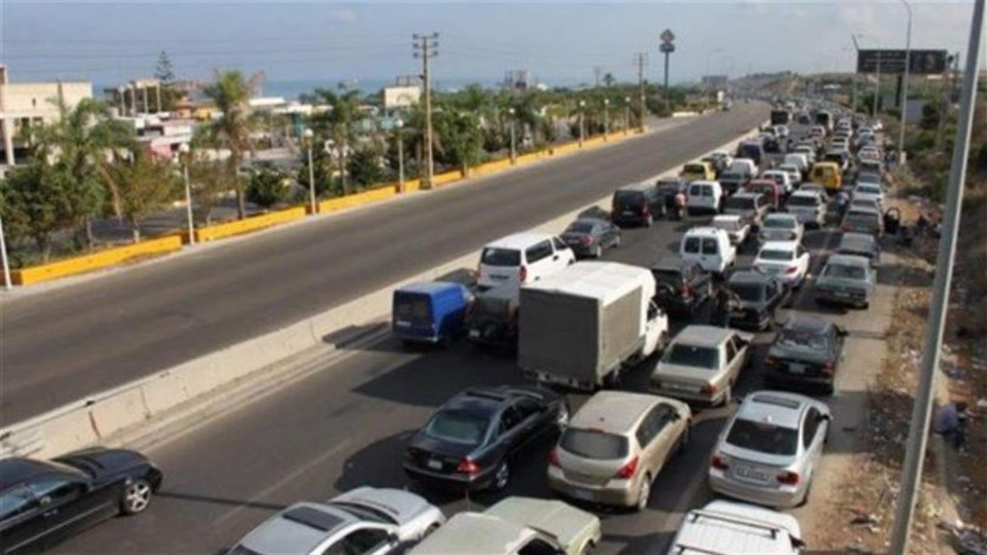 إطلاق نار وإشعال إطارات قرب إحدى محطات أوتوستراد الزهراني