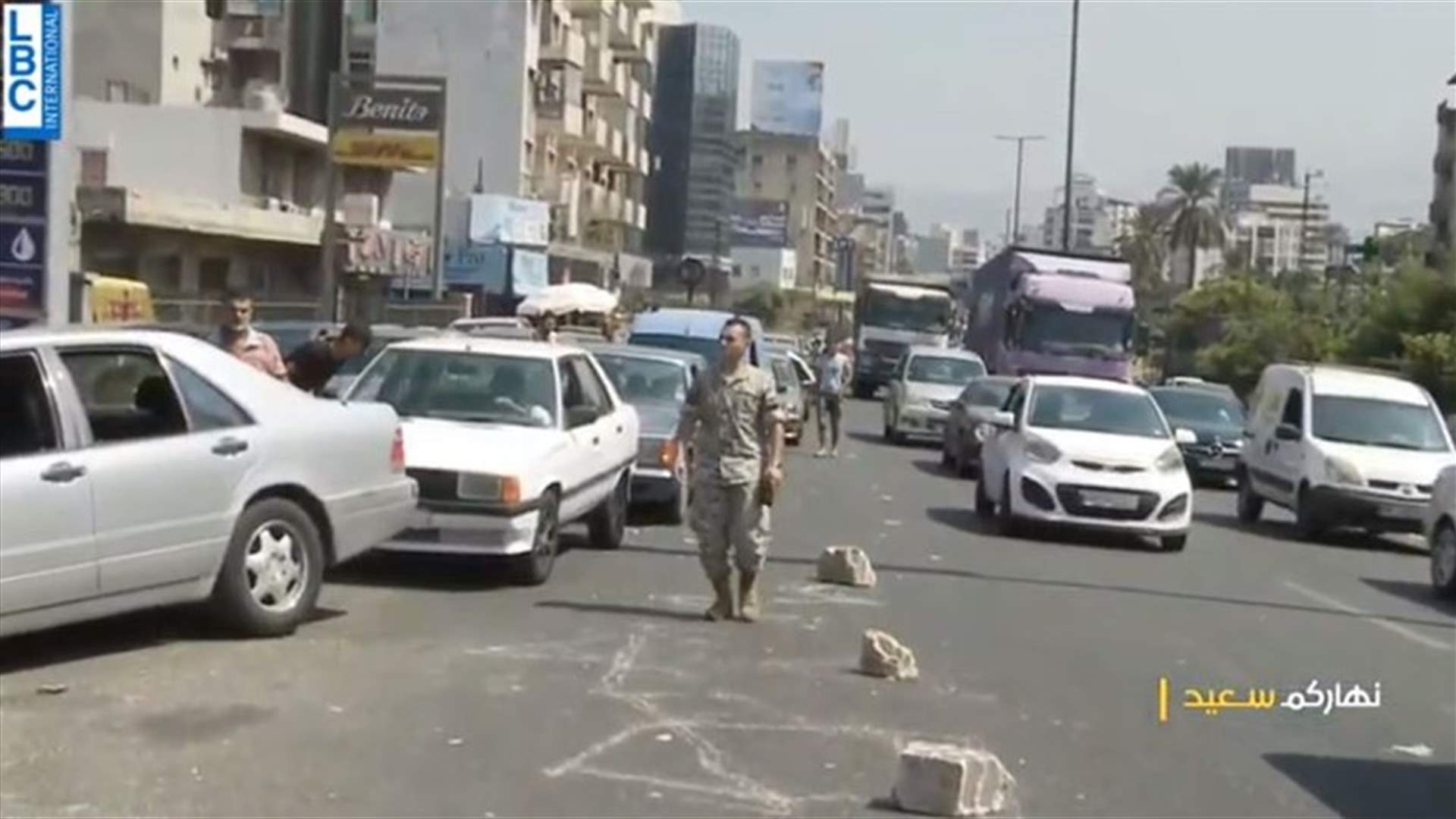 معاناة المواطنين امام محطات الوقود مستمرة... اليكم الفيديو