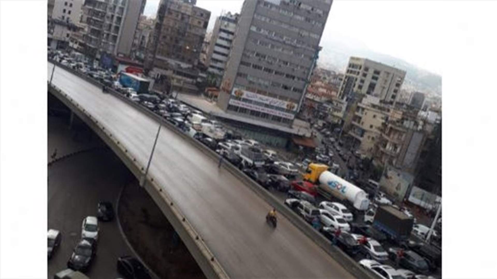 الأزمة تتفاقم.. وقطع عدد من الطرقات صباح اليوم (فيديوهات)