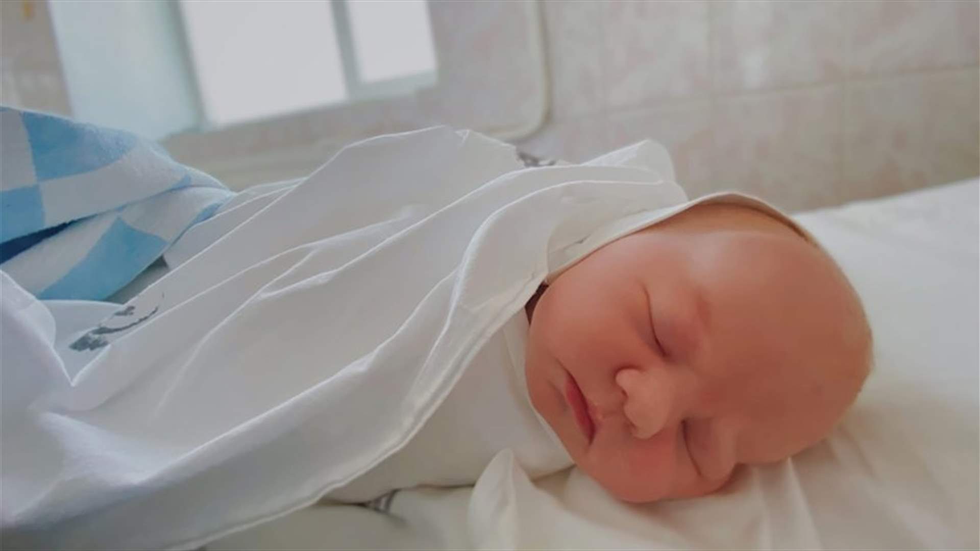 طبيبة تلقي طفلاً حديث الولادة من نافذة المستشفى في روسيا!
