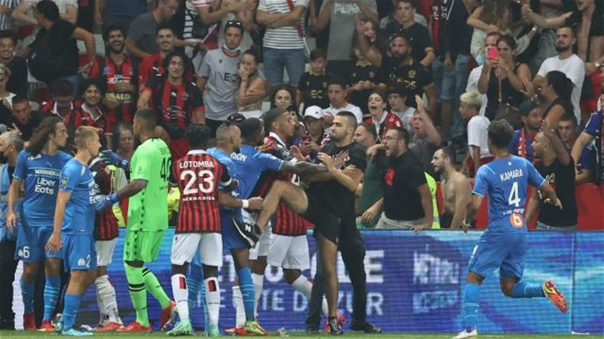 الشرطة الفرنسية تتدخل وتغلق مدرجاً في ملعب نيس بعد شغب جماهيري