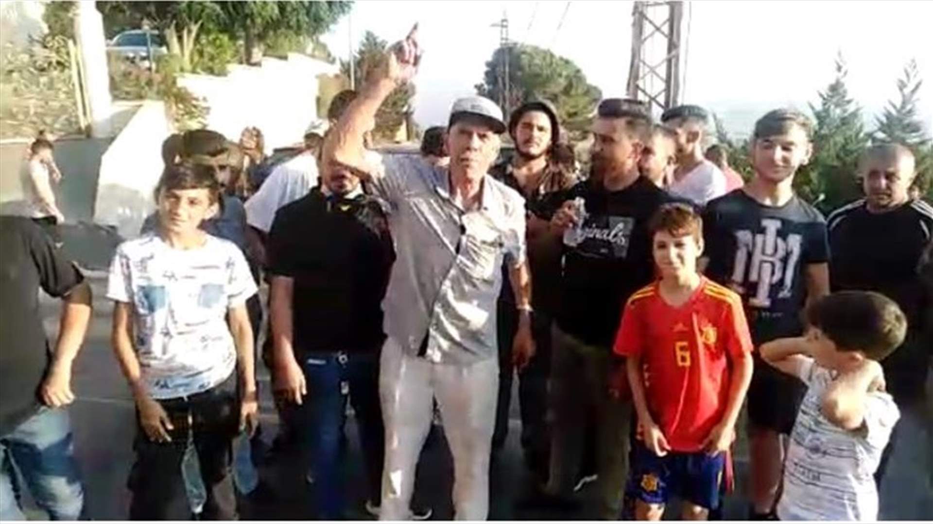 وقفة لأهالي عربصاليم احتجاجا على حرمان بلدتهم من التغذية بالكهرباء من محطة جزين