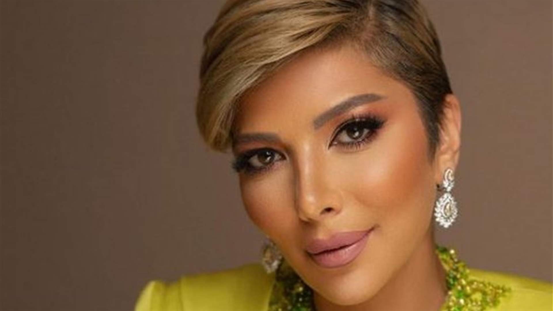 أصالة تخلع حذاءها على المسرح... وردّة فعل الجمهور هستيريّة (فيديو)