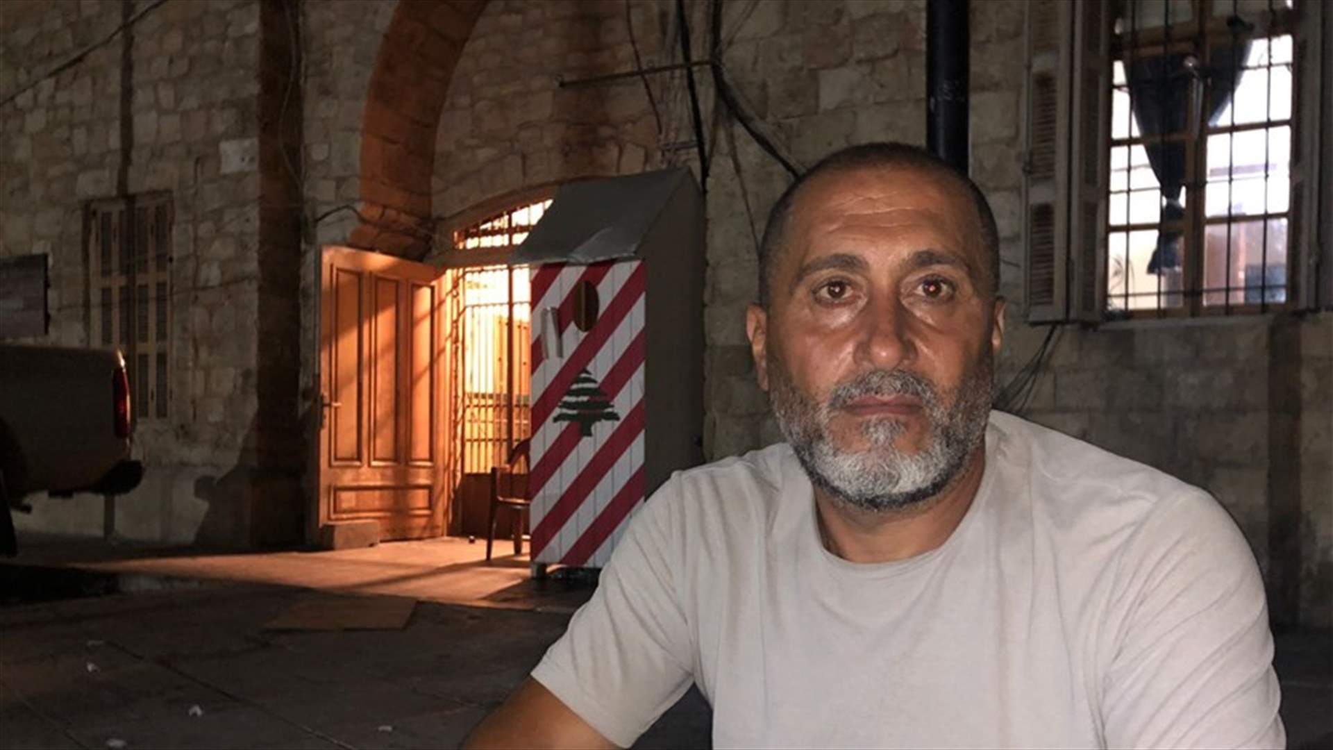 مواطن أضرب عن الطعام أمام سرايا صور لعدم حصوله على إخراج قيد