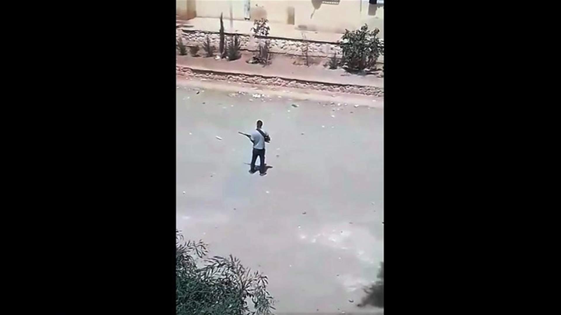 لهذا السبب...أب يطلق النار عشوائياً على أصدقاء إبنه في الجزائر!