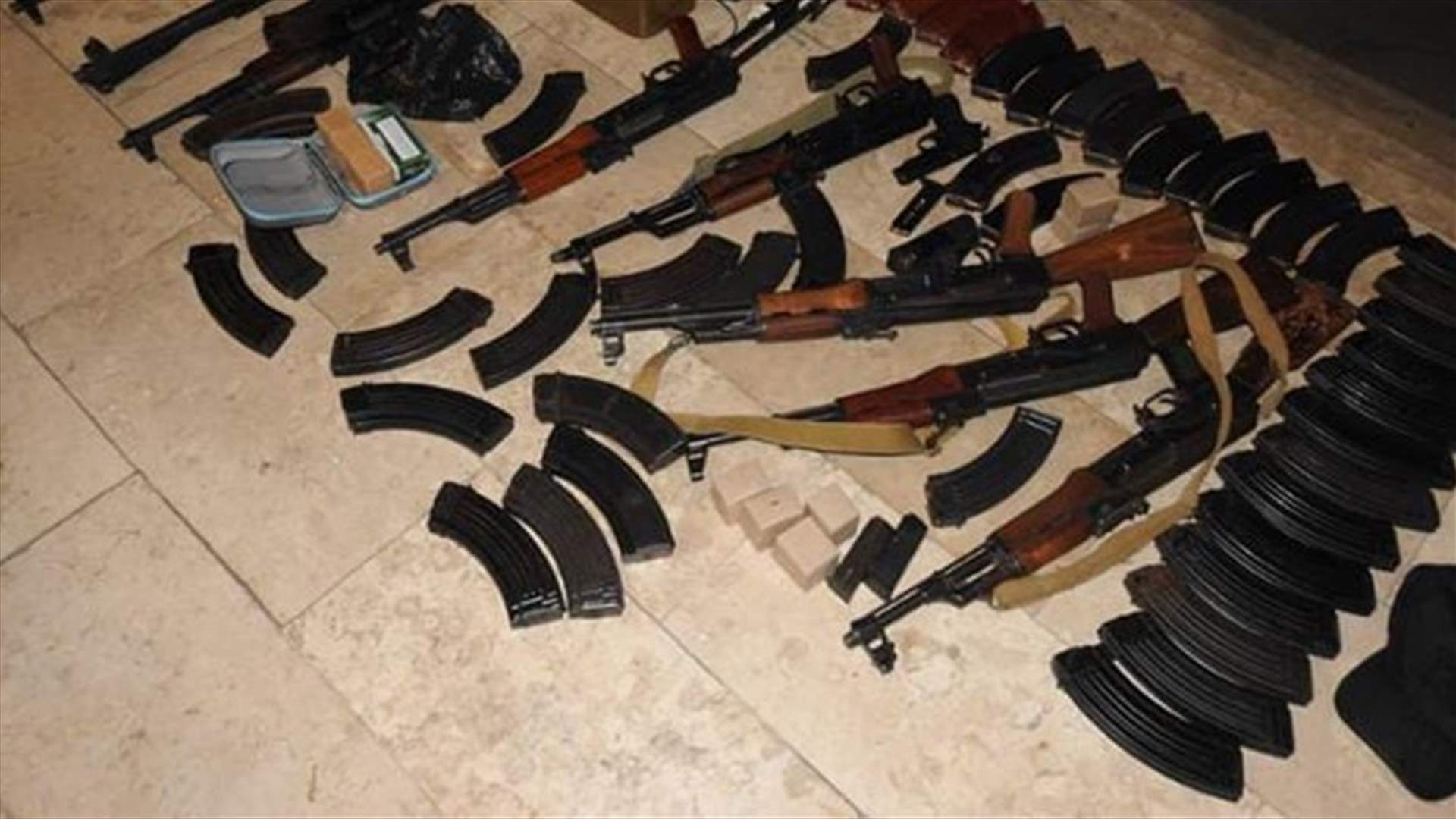 ضبط اسلحة في الميناء وتوقيف مطلوبين