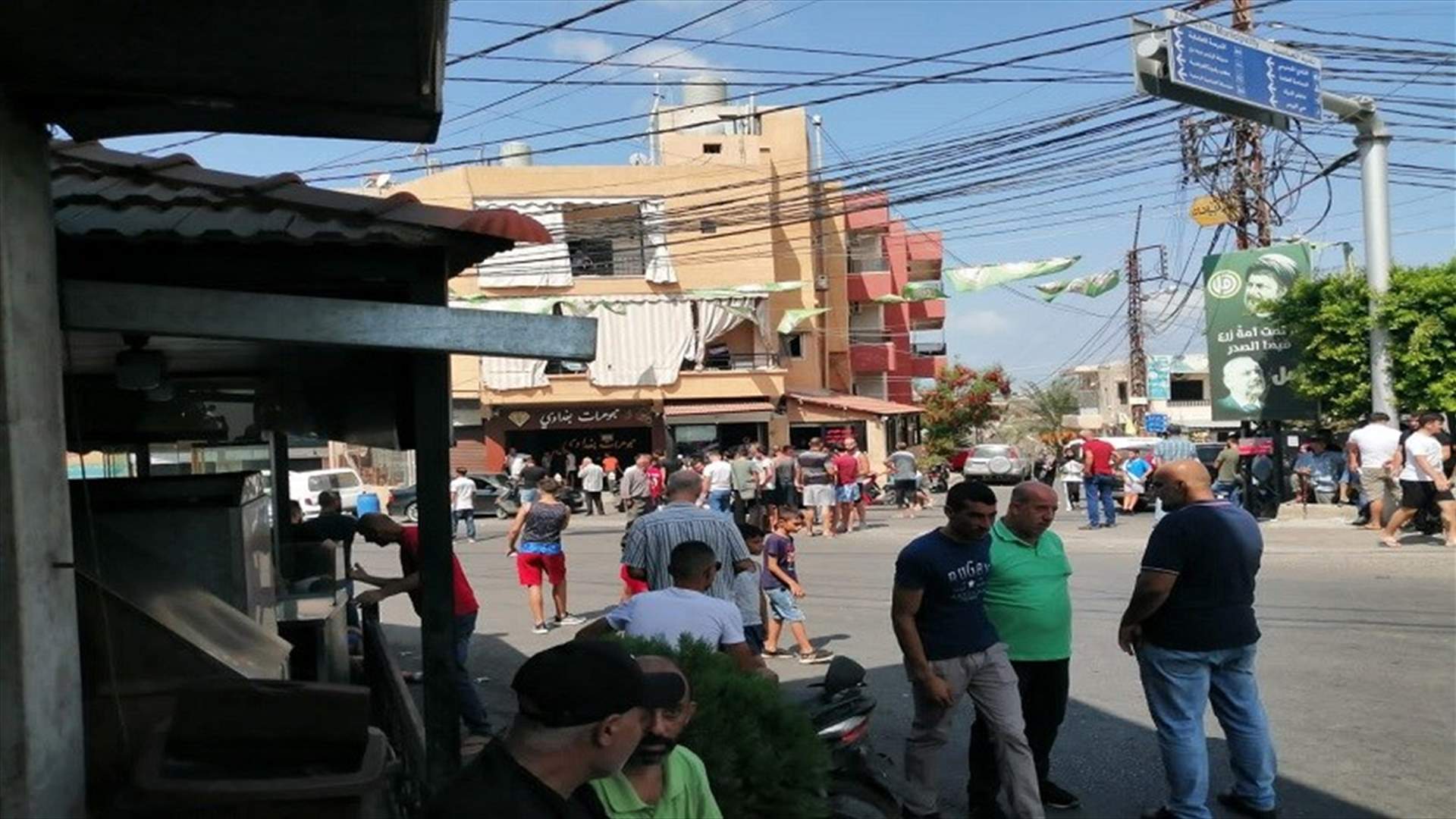 قطع الطريق أمام مبنى البلدية في العباسية