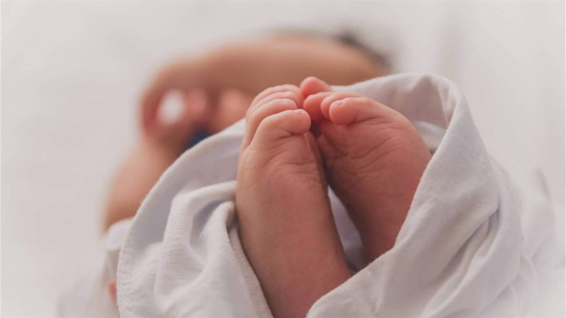 طفل رضيع على درج جامع البحر في صيدا... وحالته سيئة