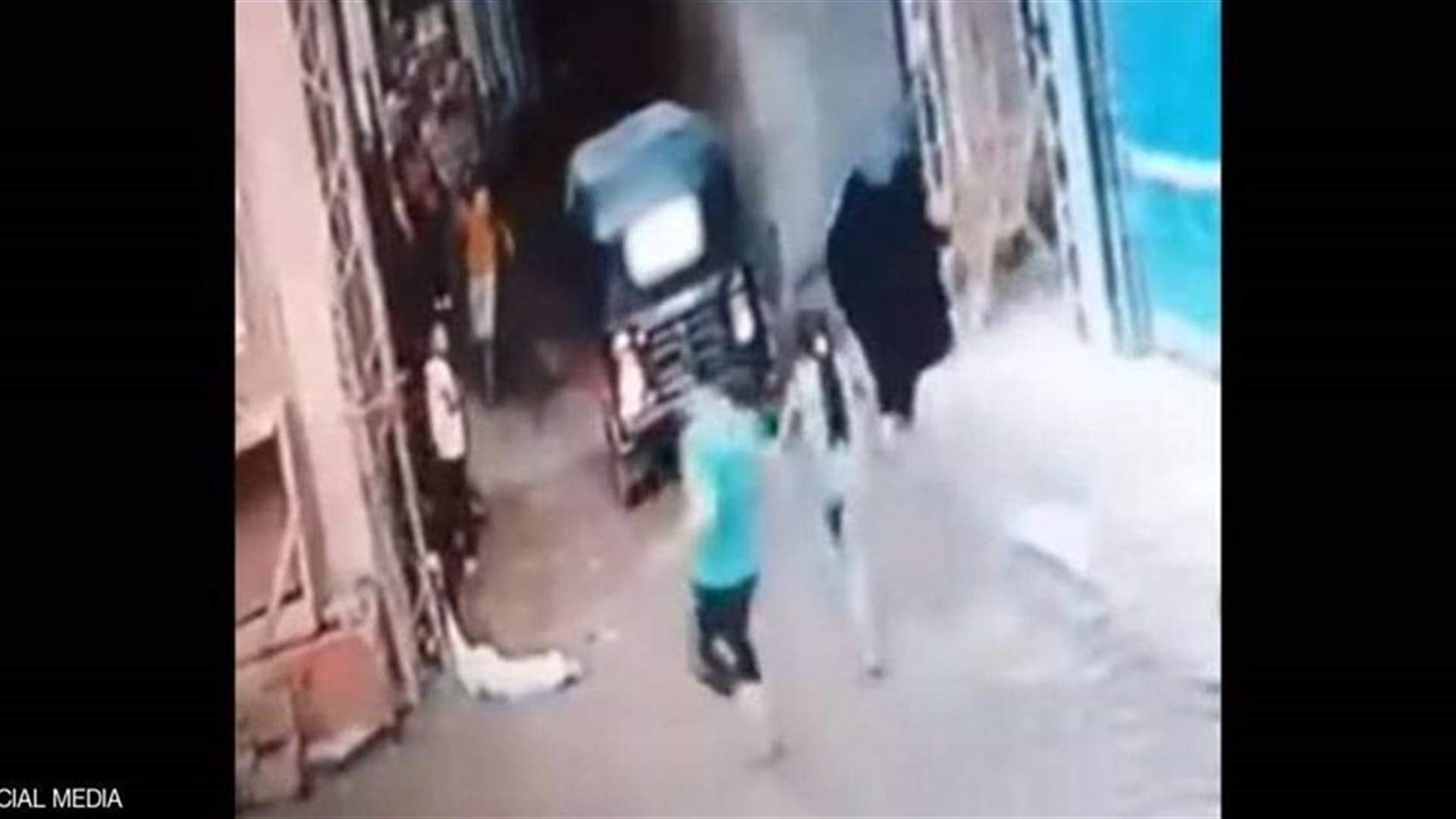 شجاعة استثنائية لشاب مصري... هكذا أنقذ طفلاً من الموت صعقاً بالكهرباء (فيديو)