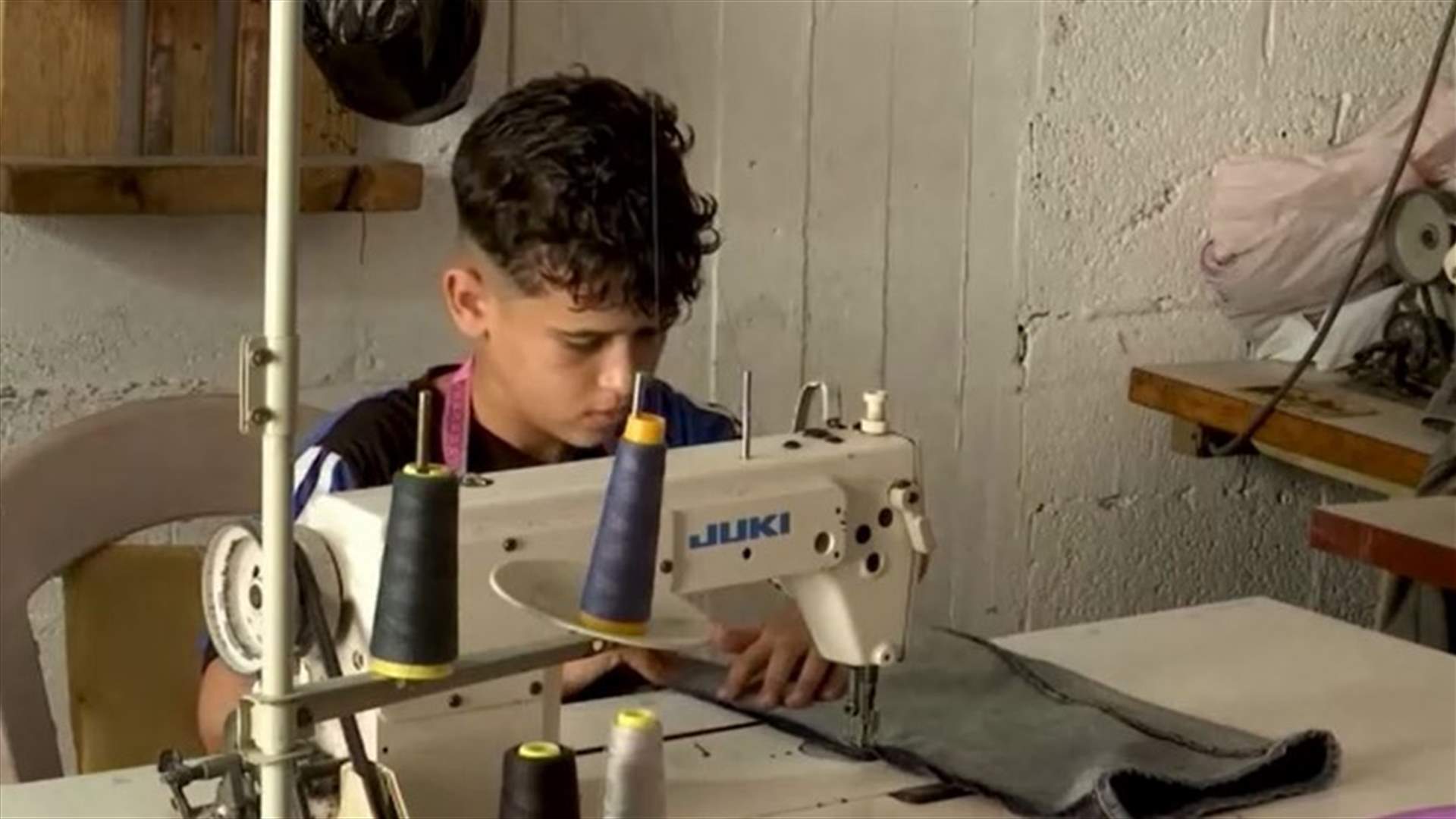 أصغر خياط في غزة... فلسطيني يتميز بحياكة ملابس النساء
