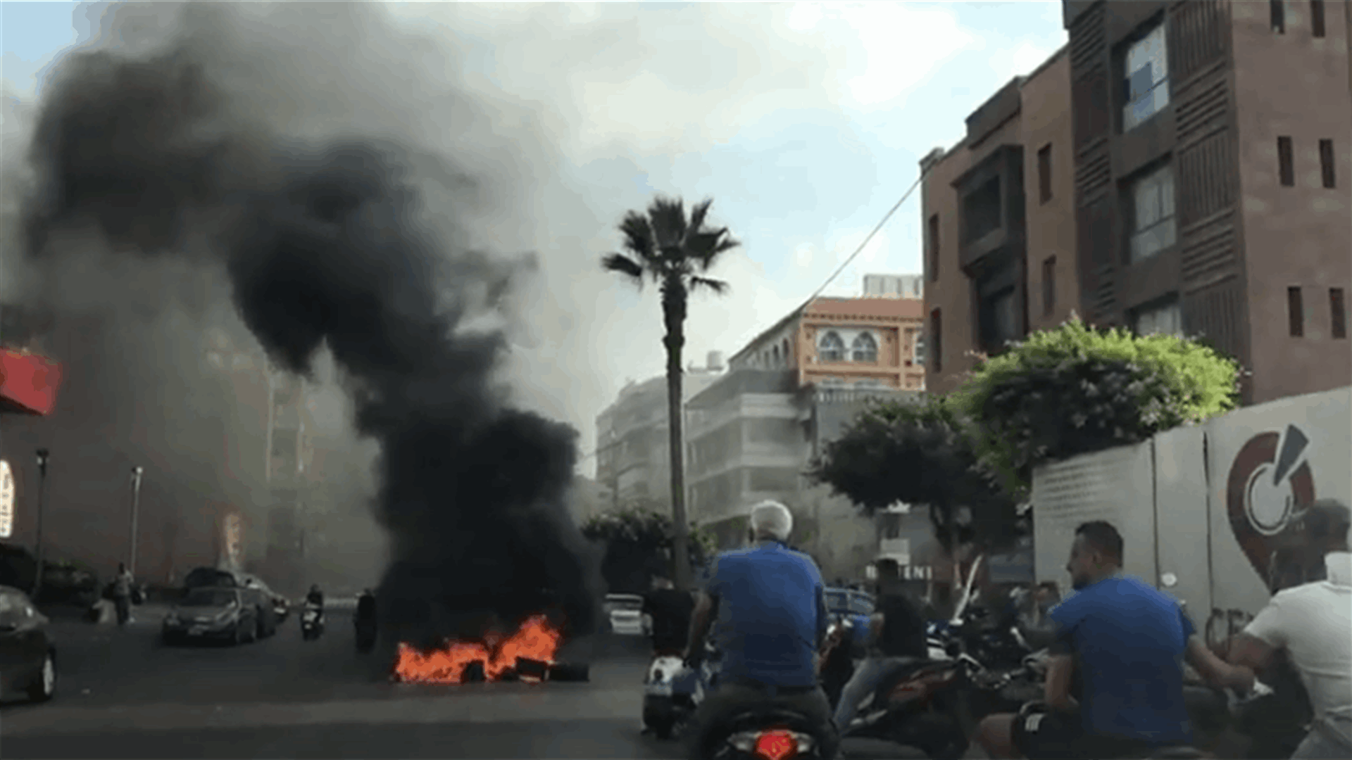 إقفال طريق الجناح بالاطارات المشتعلة (فيديو)
