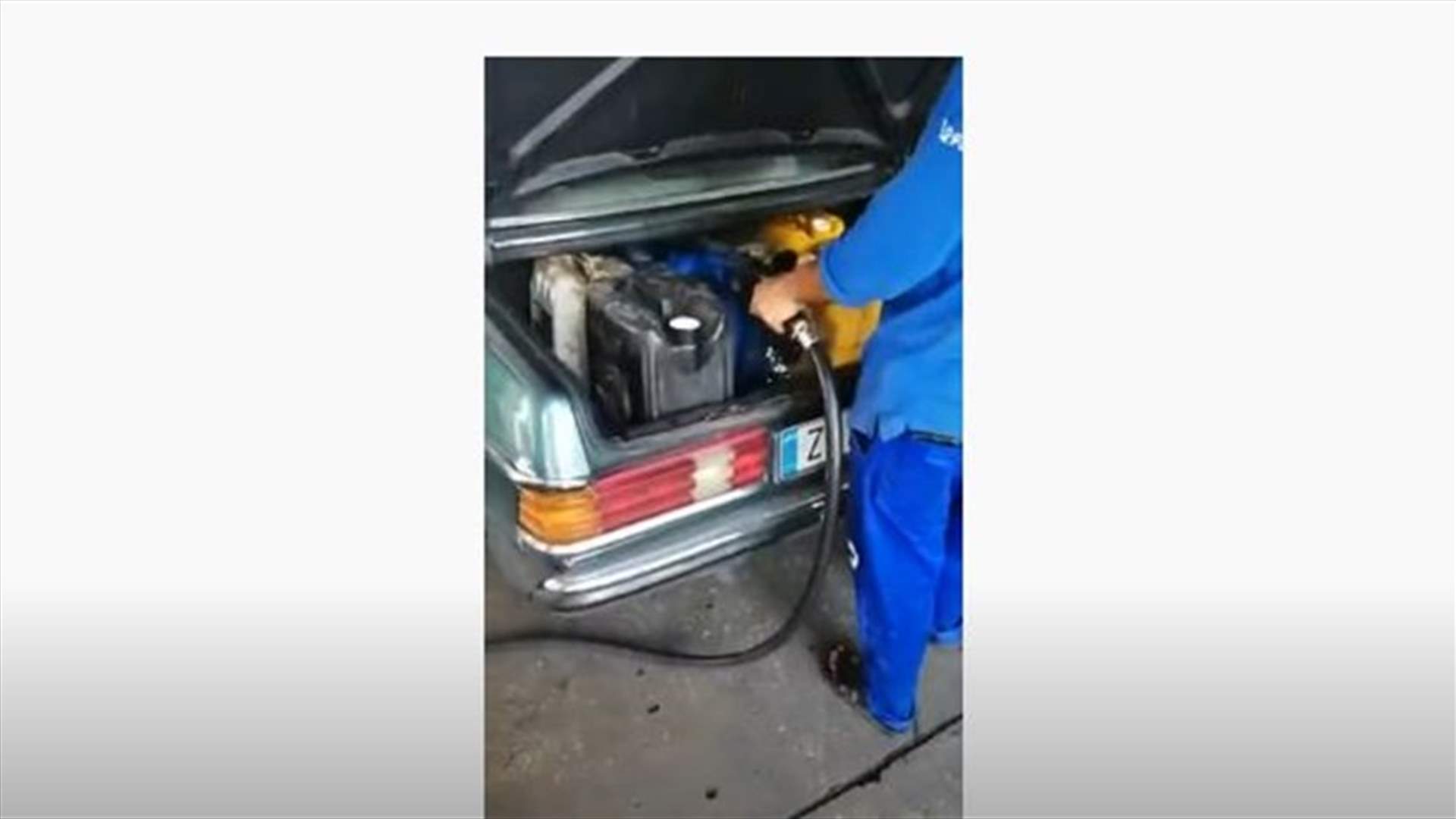على احدى المحطات وعلى عينك يا تاجر... &quot;أنا عسكري عم يعبو بالغالونات وما عم يعبولي&quot;