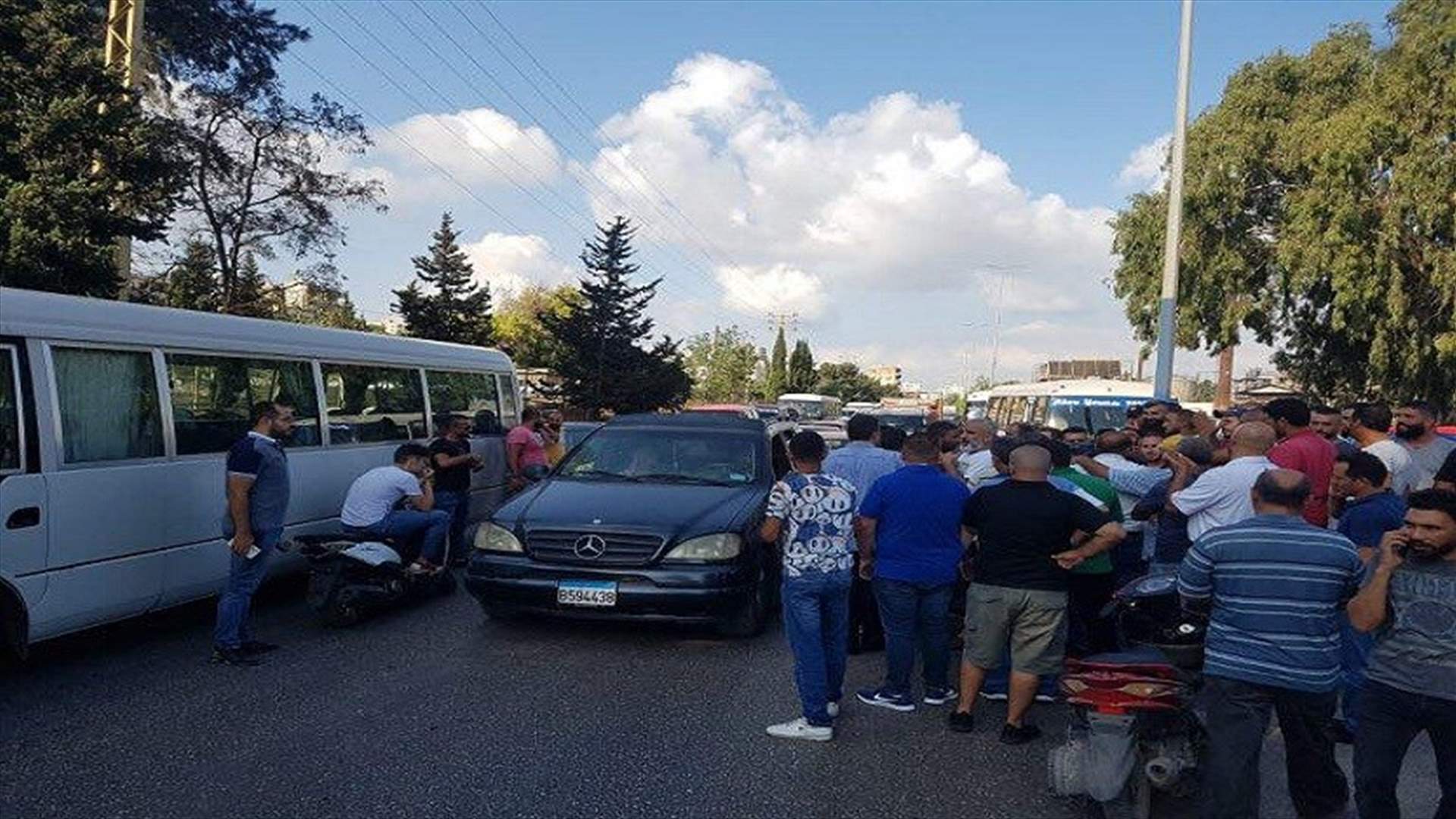 إعتصام لأصحاب الباصات والفانات أمام مصفاة البداوي للمطالبة بالوقود