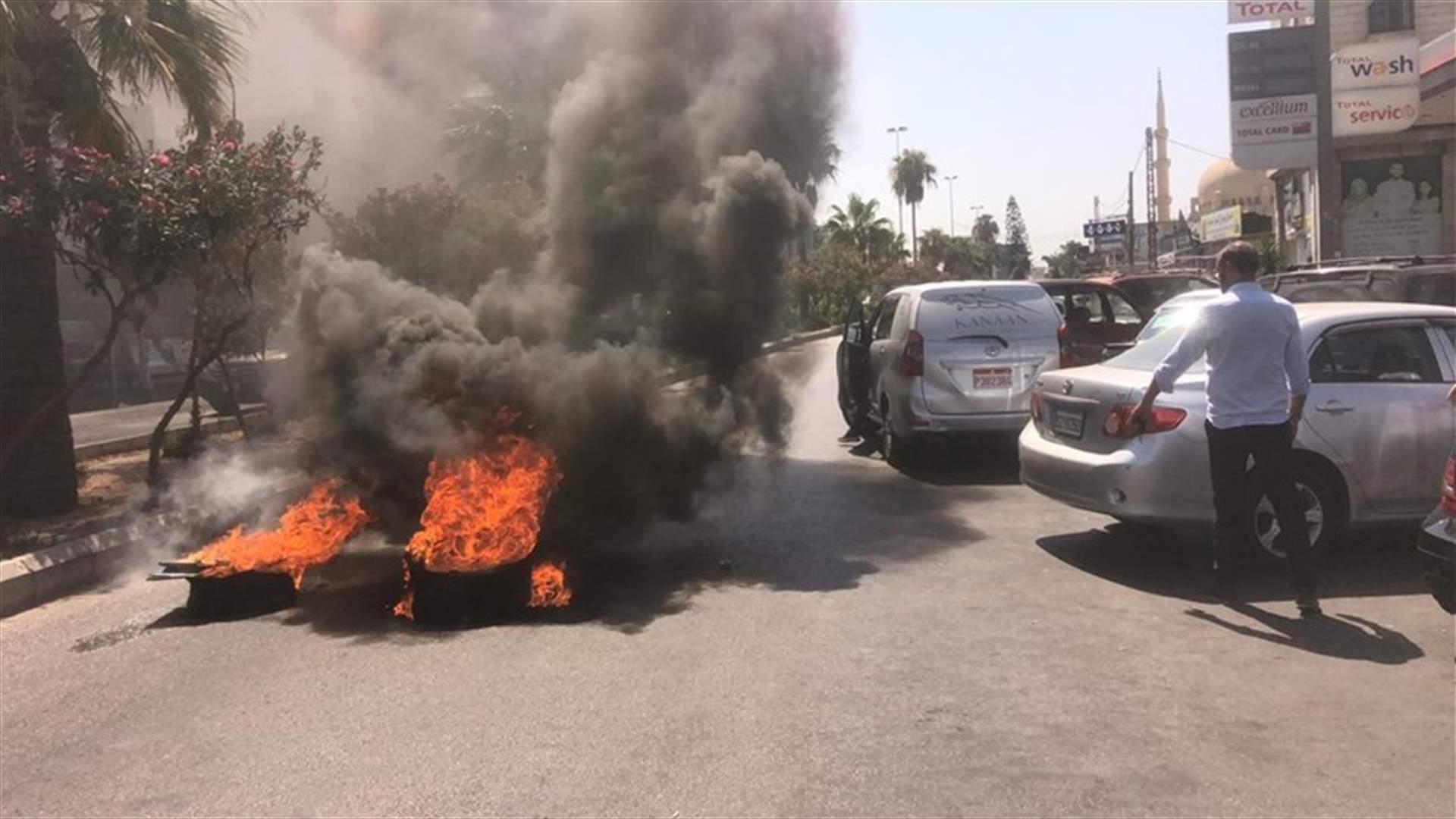 قطع الأتوستراد الشرقي في مدينة صيدا قرب جامع الحريري بالإطارات المشتعلة احتجاجا على عدم توفر مادة البنزين (صورة)