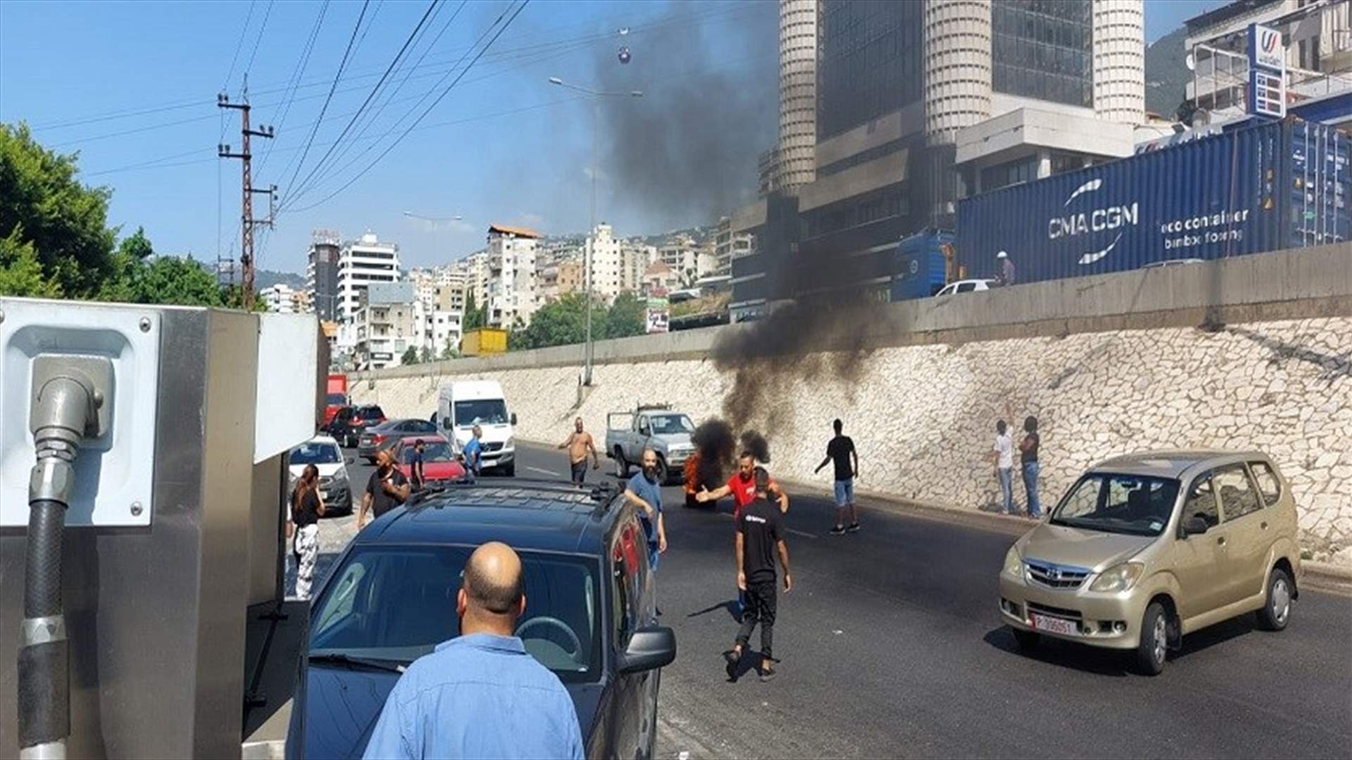 قطع المسلك الغربي لأوتوستراد جونية (صورة)