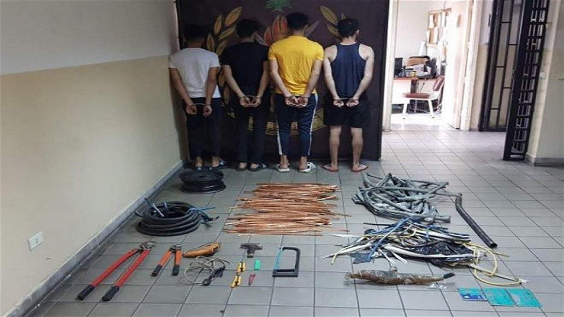 بكمين محكم... توقيف عصابة تنشط في سرقة الاسلاك الكهربائية في قضاء المتن! (صورة)