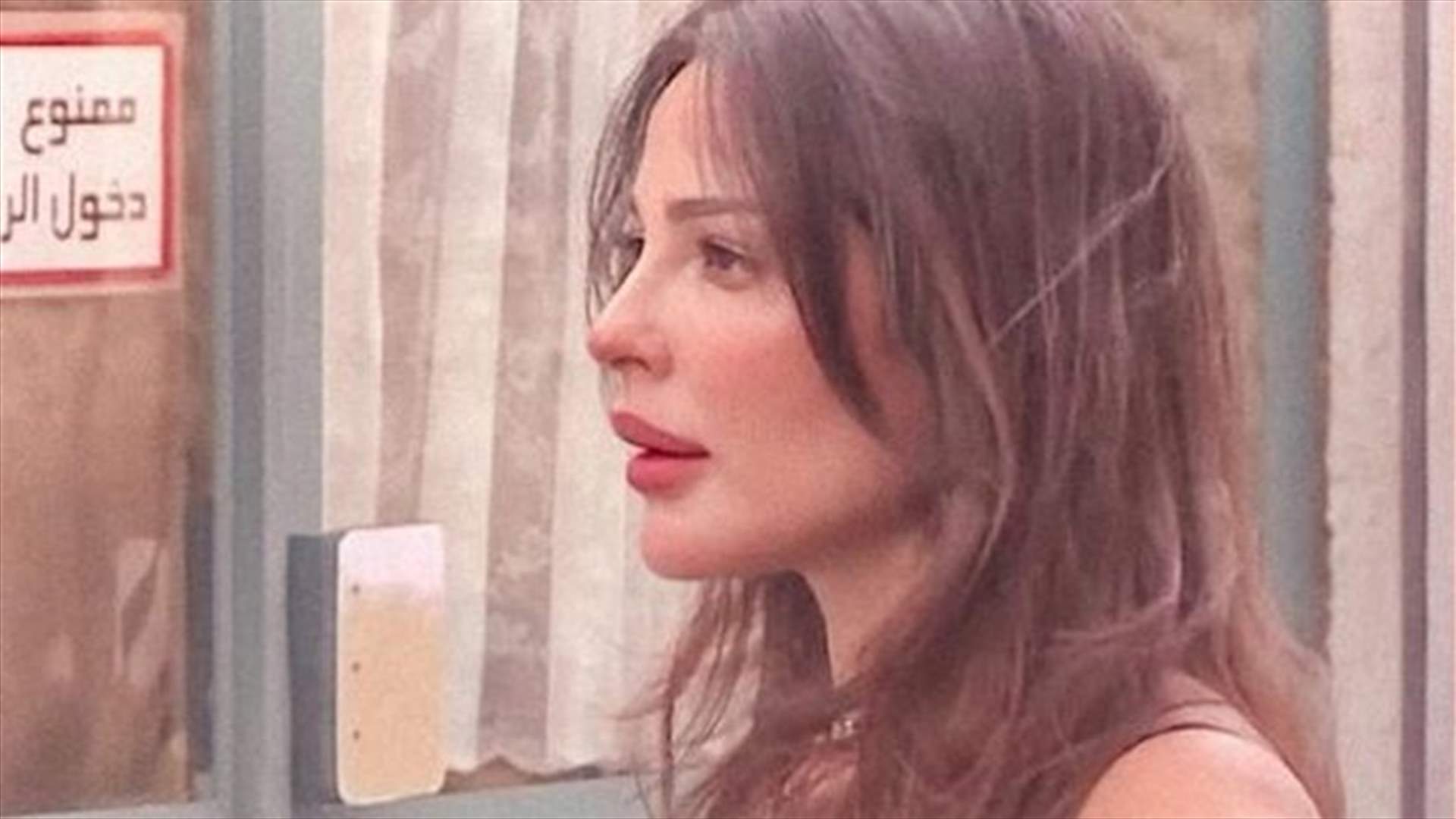 نادين نسيب نجيم تشعّ أنوثةً في كواليس التصوير (صور)
