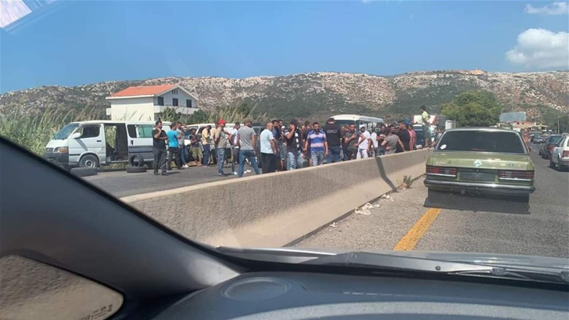 الوكالة الوطنية: محتجون قطعوا المسلك الغربي للاوتوستراد في البترون إحتجاجا على أزمة المحروقات والأوضاع المعيشية والحياتية الصعبة