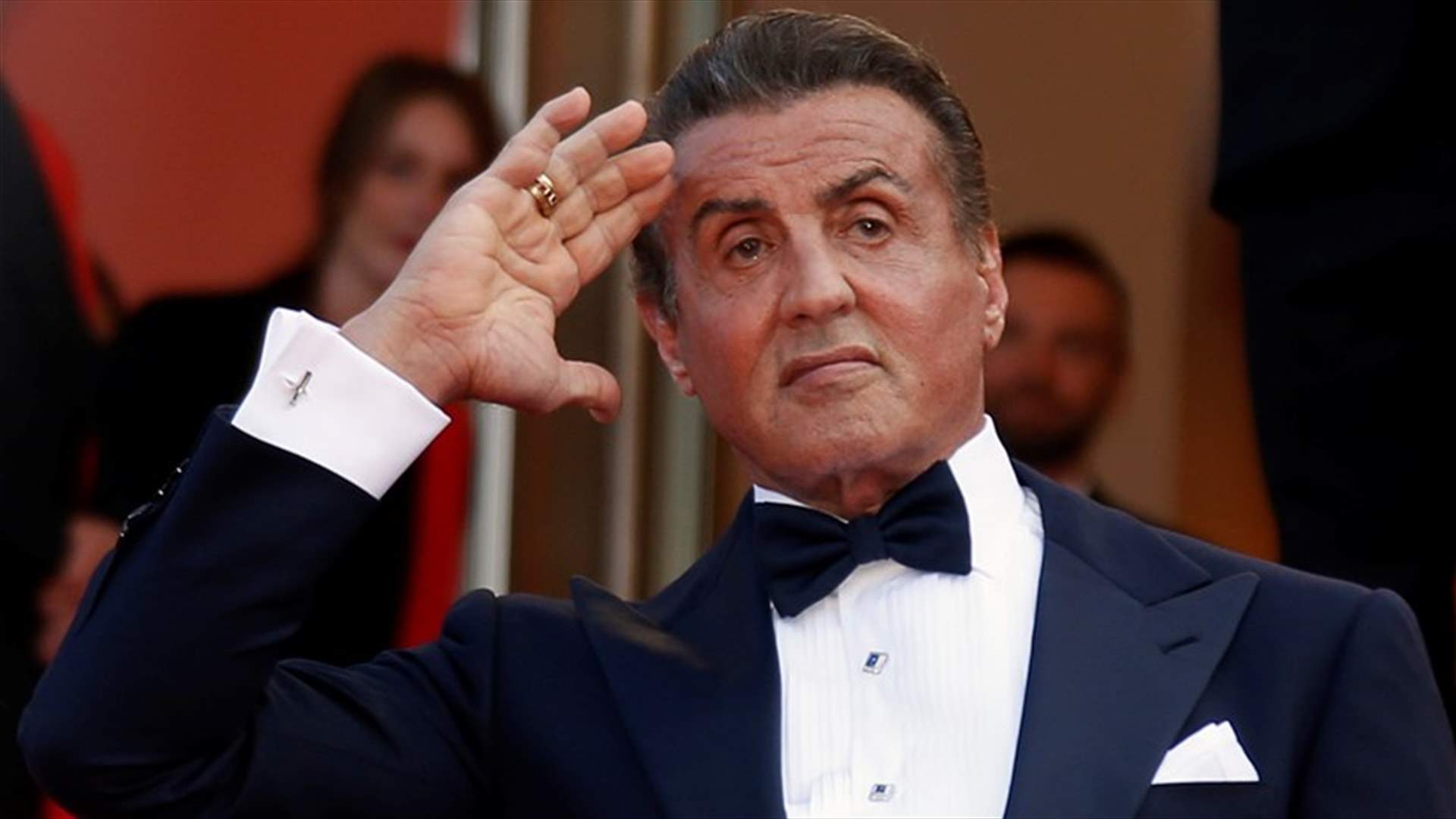 عرض تذكارات أفلام سيلفستر ستالون في مزاد... ما الذي دفع نجم هوليوود إلى بيع المقتنيات؟