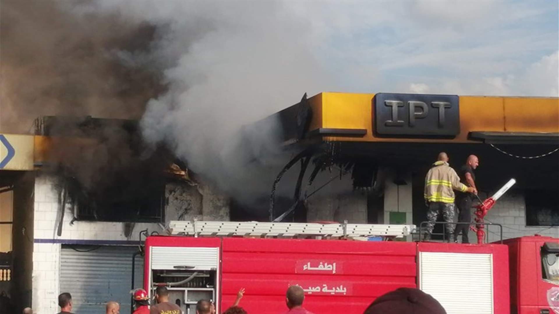 حريق كبير في محطة بنزين في حارة صيدا (فيديو)